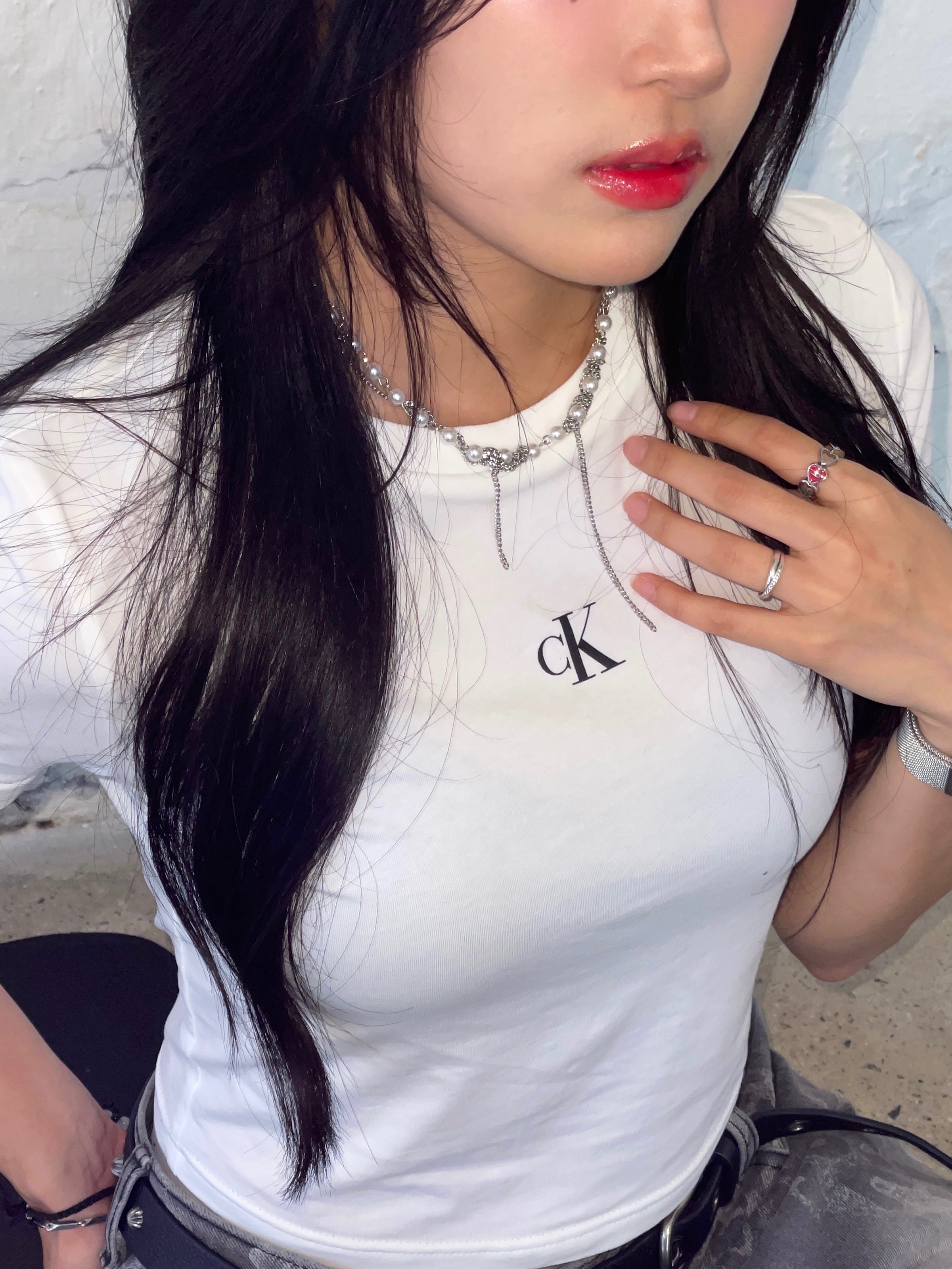 (W) Calvin Klein Rib Cropped Slim Fit T-Shirt Bright White 착용 스타일 - 3