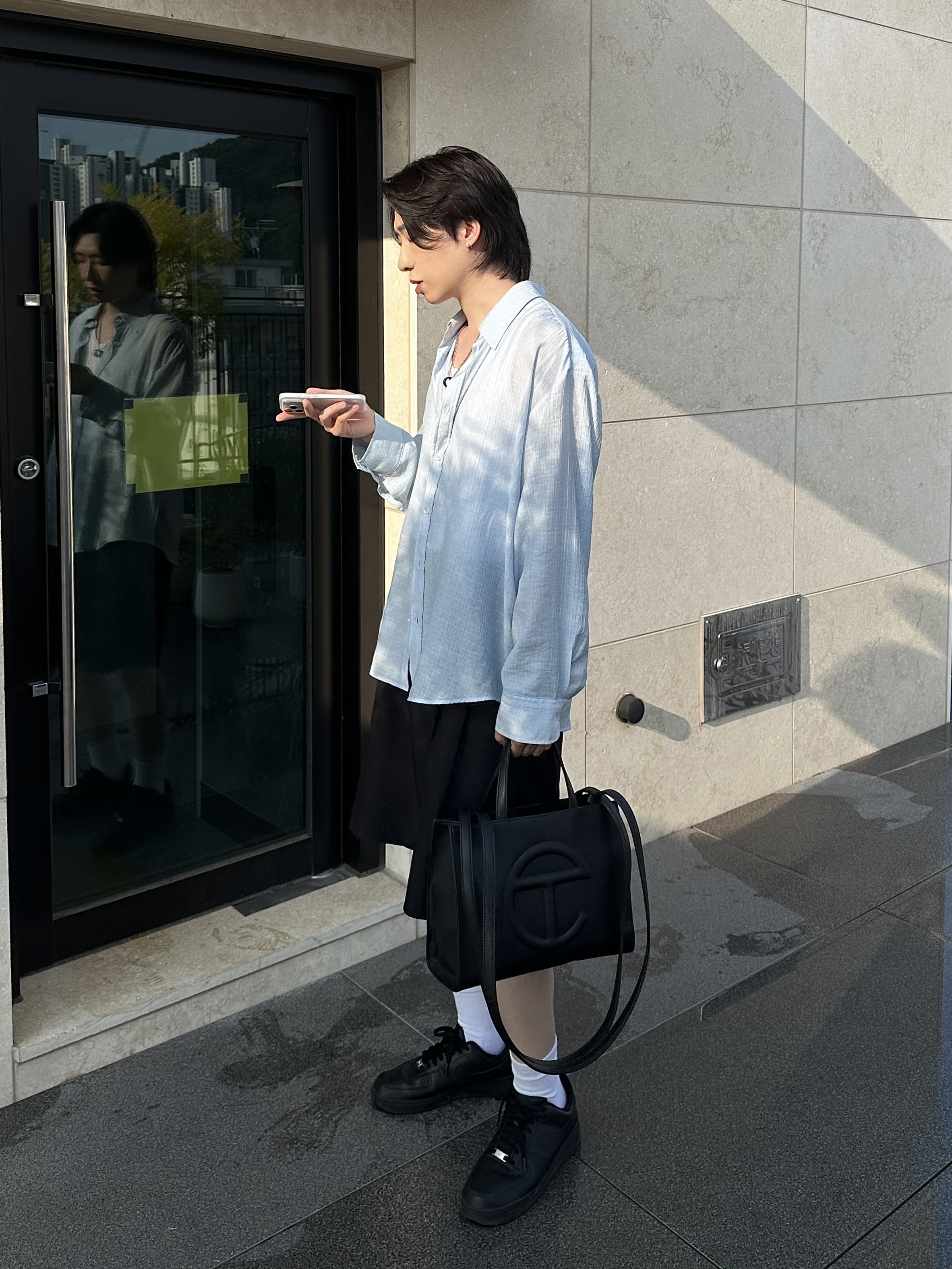 Telfar Medium Shopping Bag Black, Nike Air Force 1 '07 Low Triple Black 착용 스타일 - 3