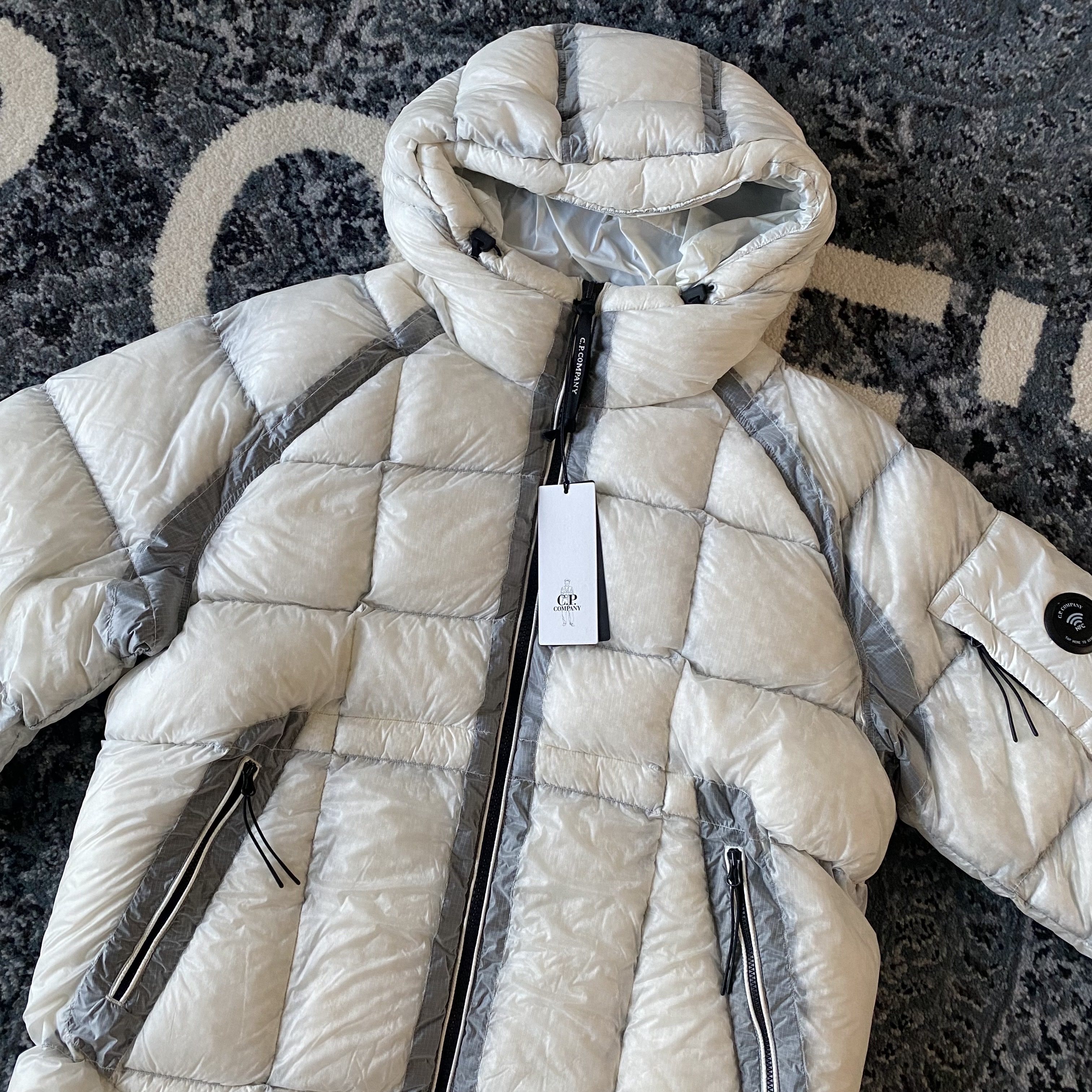 C.P. Company D.D. Shell Hooded Down Jacket Gauze White - 25/26FW 착용 스타일 - 1