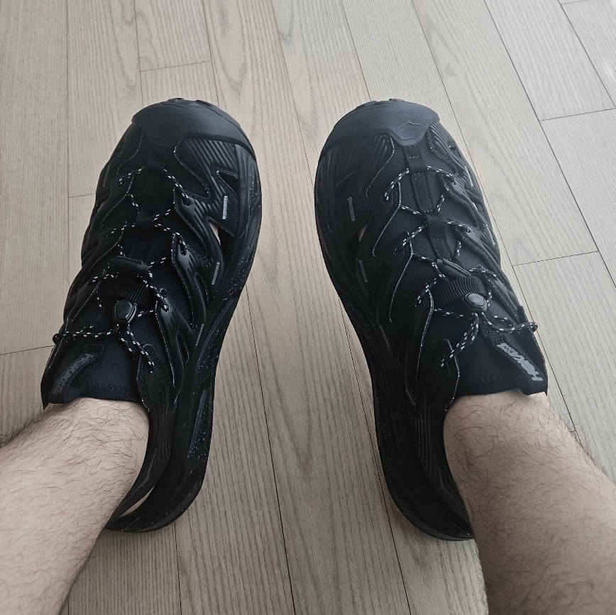 Hoka Hopara Black Castle Rock 착용 스타일