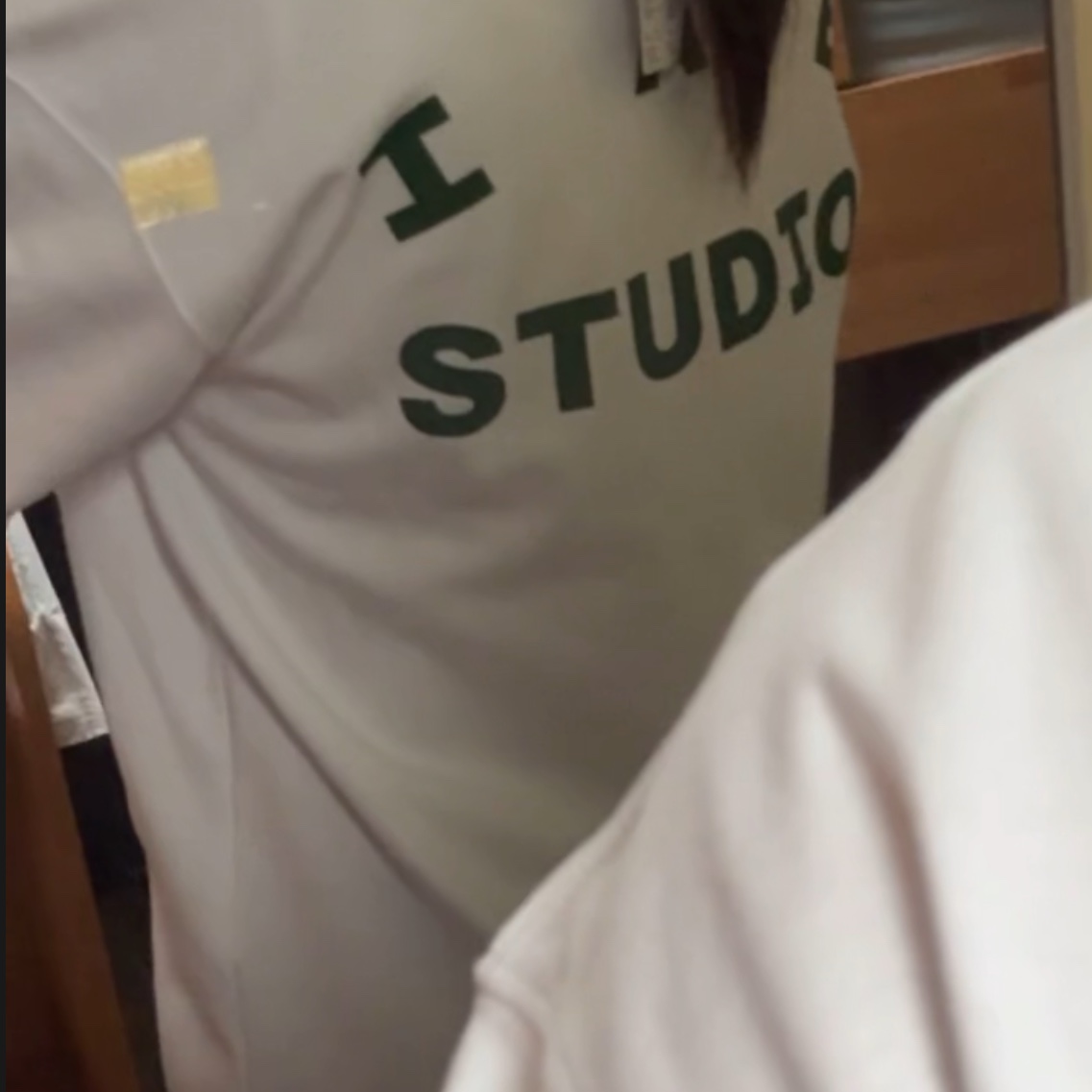IAB Studio Long Sleeve White Deep Green 착용 스타일