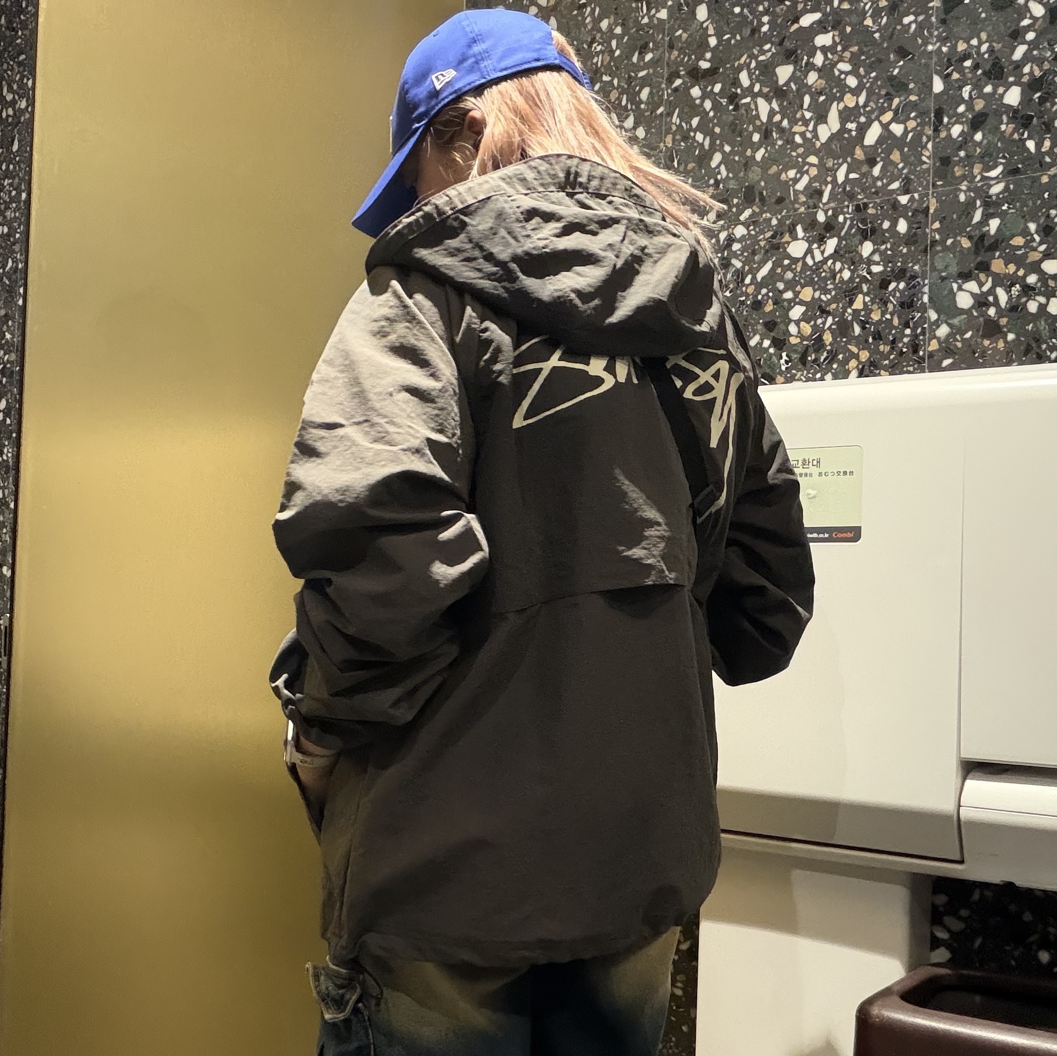 Stussy Wave Dye Beach Shell Jacket Black 착용 스타일 - 1