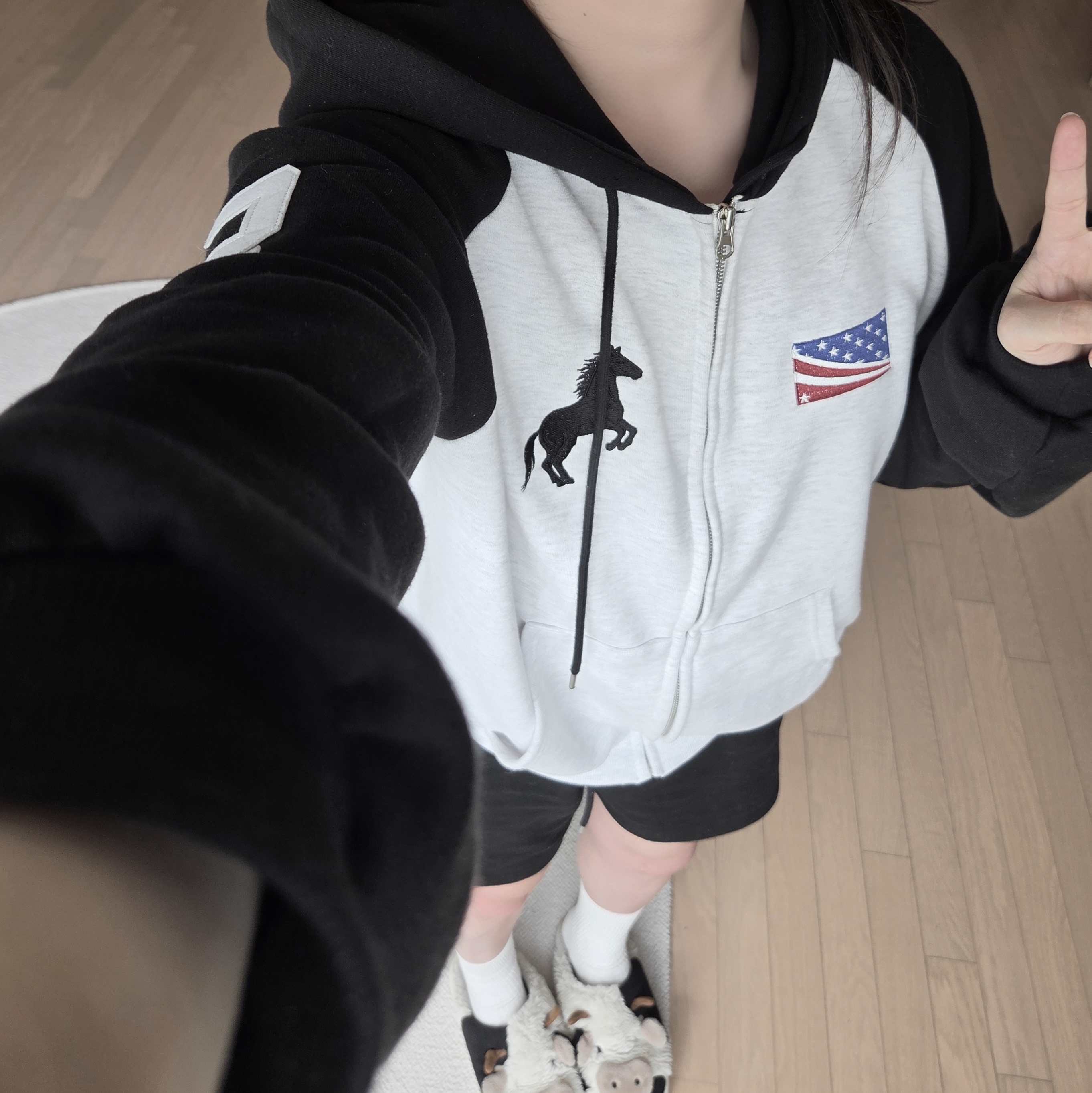 Samsung Galaxy Z Fold8 512GB Cream (Korean Ver.), NICKEL DONKEY RAGLAN ZIP_UP 착용 스타일 - 2