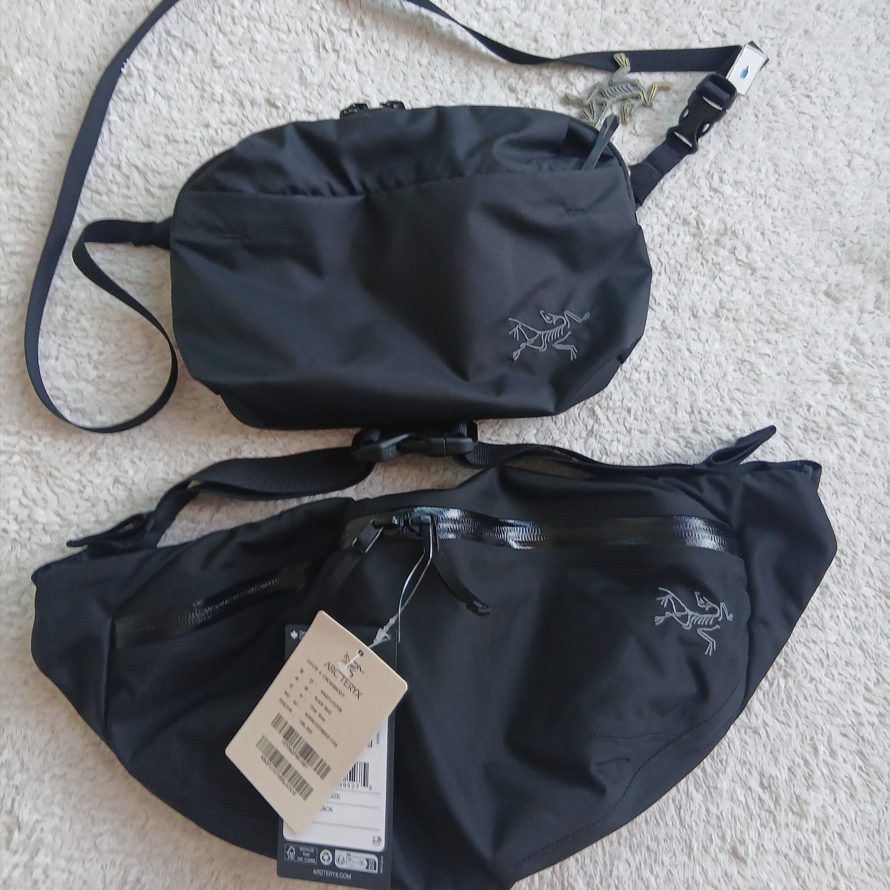 Arc'teryx Heliad 6 Crossbody Bag Black, Arc'teryx Keyring Metal 착용 스타일 - 1
