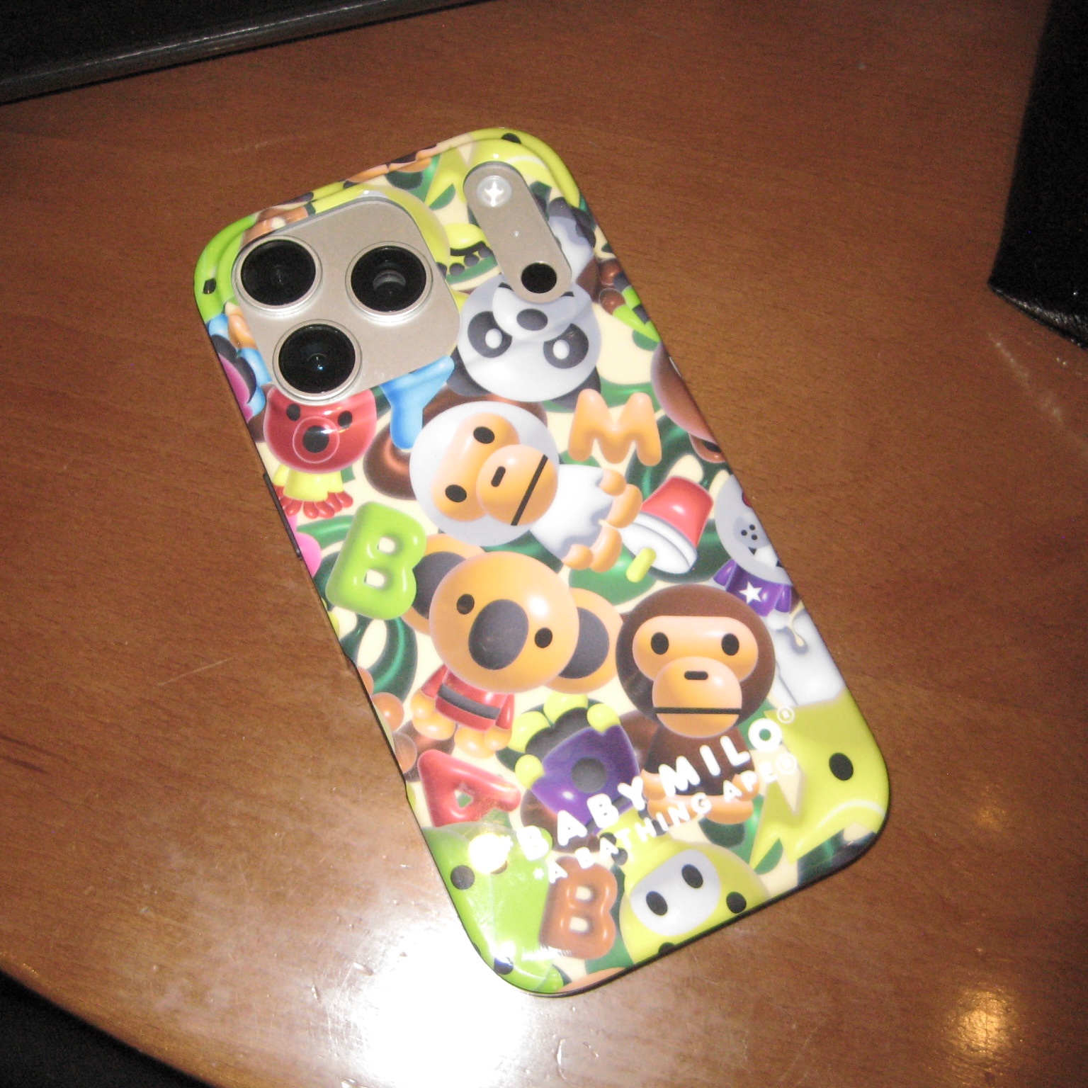 BAPE 3D Milo All Friends iPhone 17 Pro Case Multi 착용 스타일
