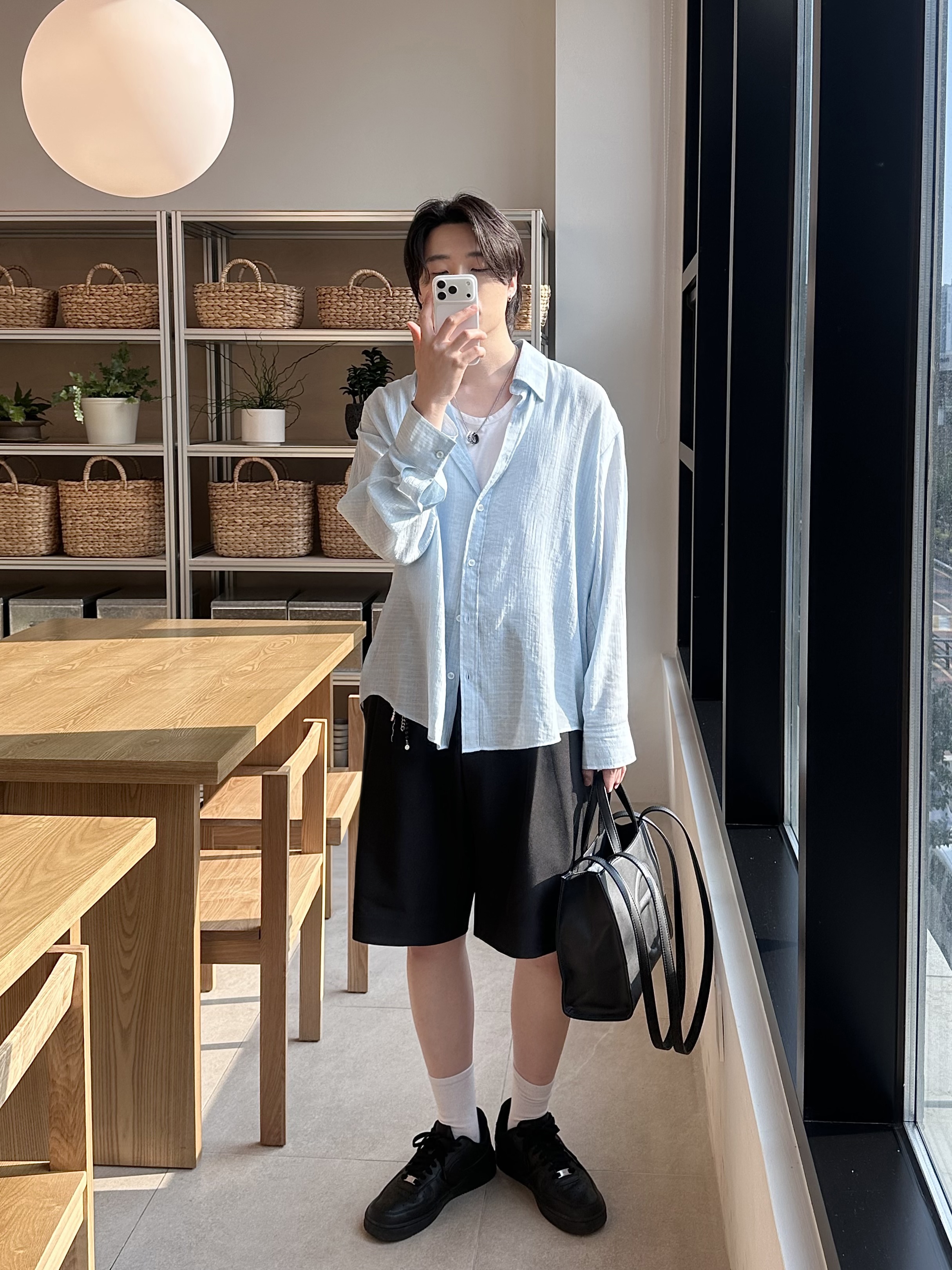 Telfar Medium Shopping Bag Black, Nike Air Force 1 '07 Low Triple Black 착용 스타일 - 1