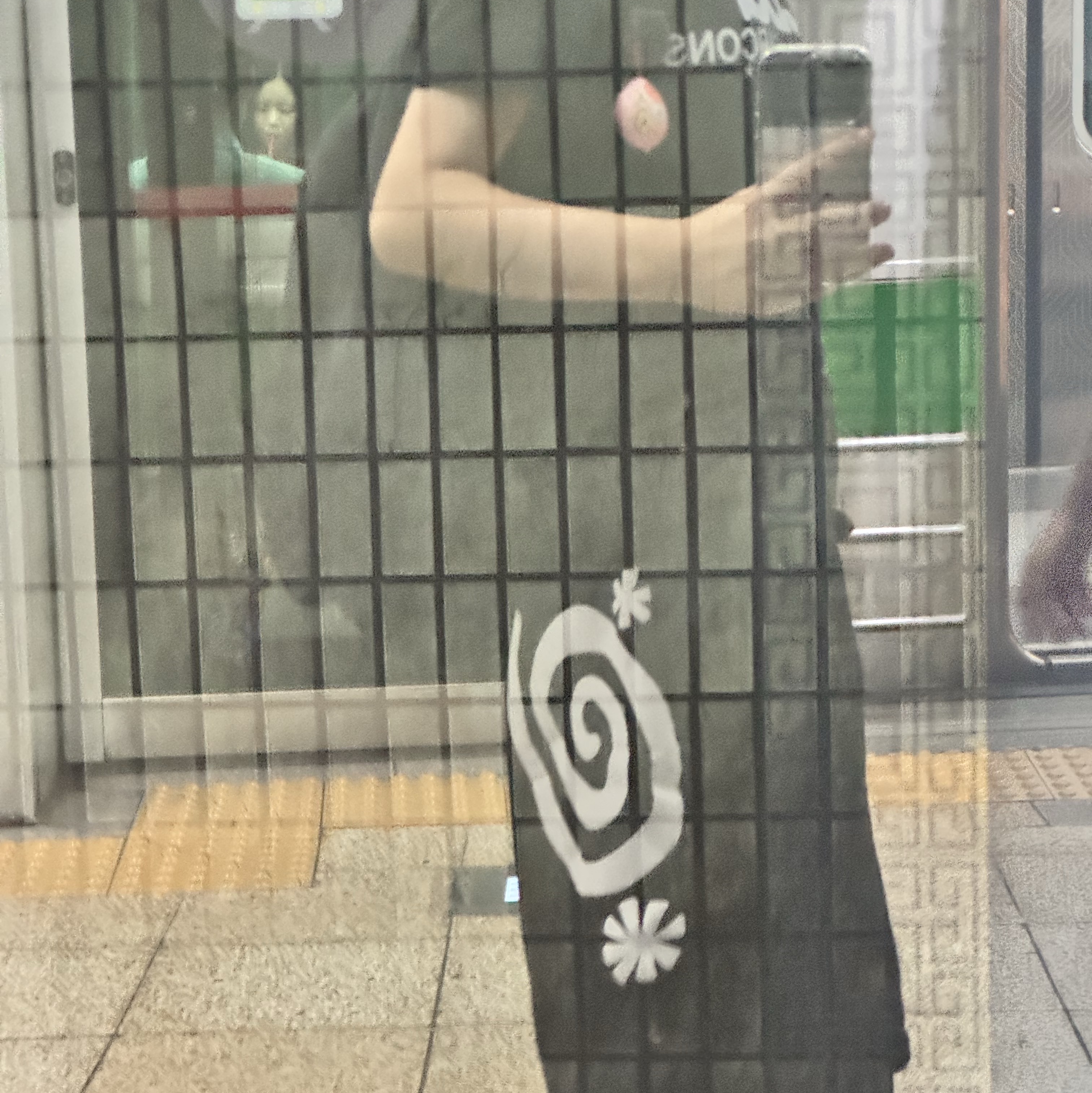 CDG Logo T-Shirt Black, AMOU Molly One Tuck Bermuda Pants Black 착용 스타일