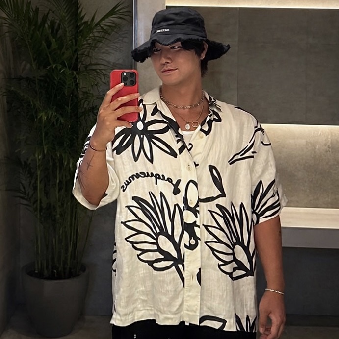 Jacquemus La Chemise Moisson Flower Sketch Short Sleeved Shirt Print Black White Flowers, Jacquemus Le Bob Artichaut Bucket Hat Black 착용 스타일
