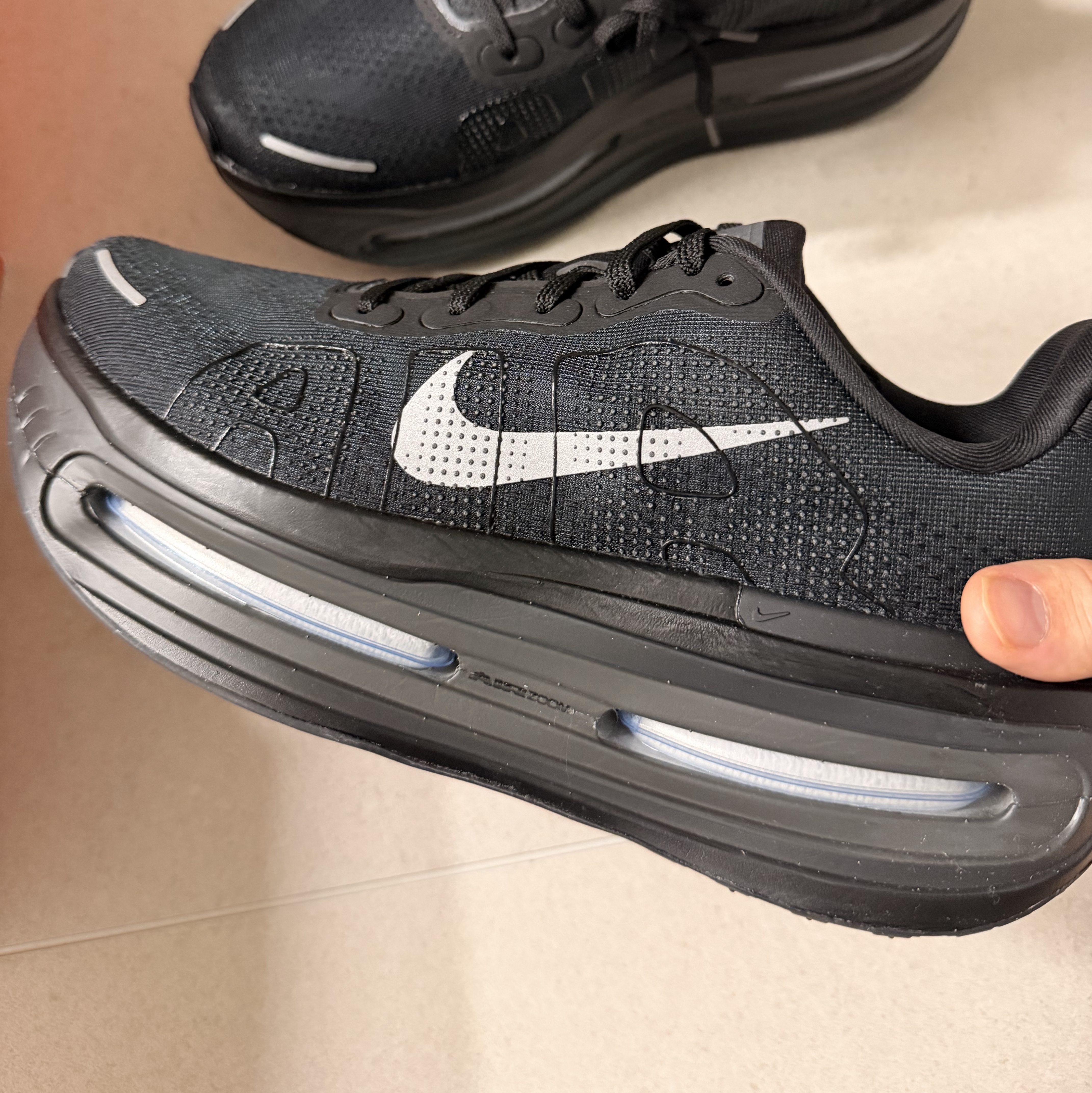 (W) Nike Vomero Premium Black Off Noir 착용 스타일