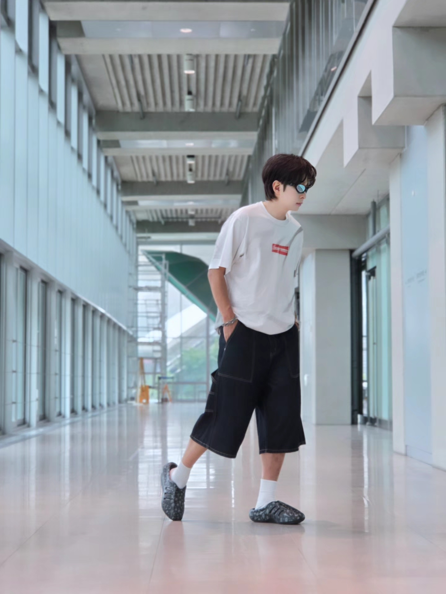 Supreme x MM6 Maison Margiela Box Logo T-Shirt White - 24SS, Adidas x Thug Club Adifom Iiinfinity Mule Core Black 착용 스타일 - 6