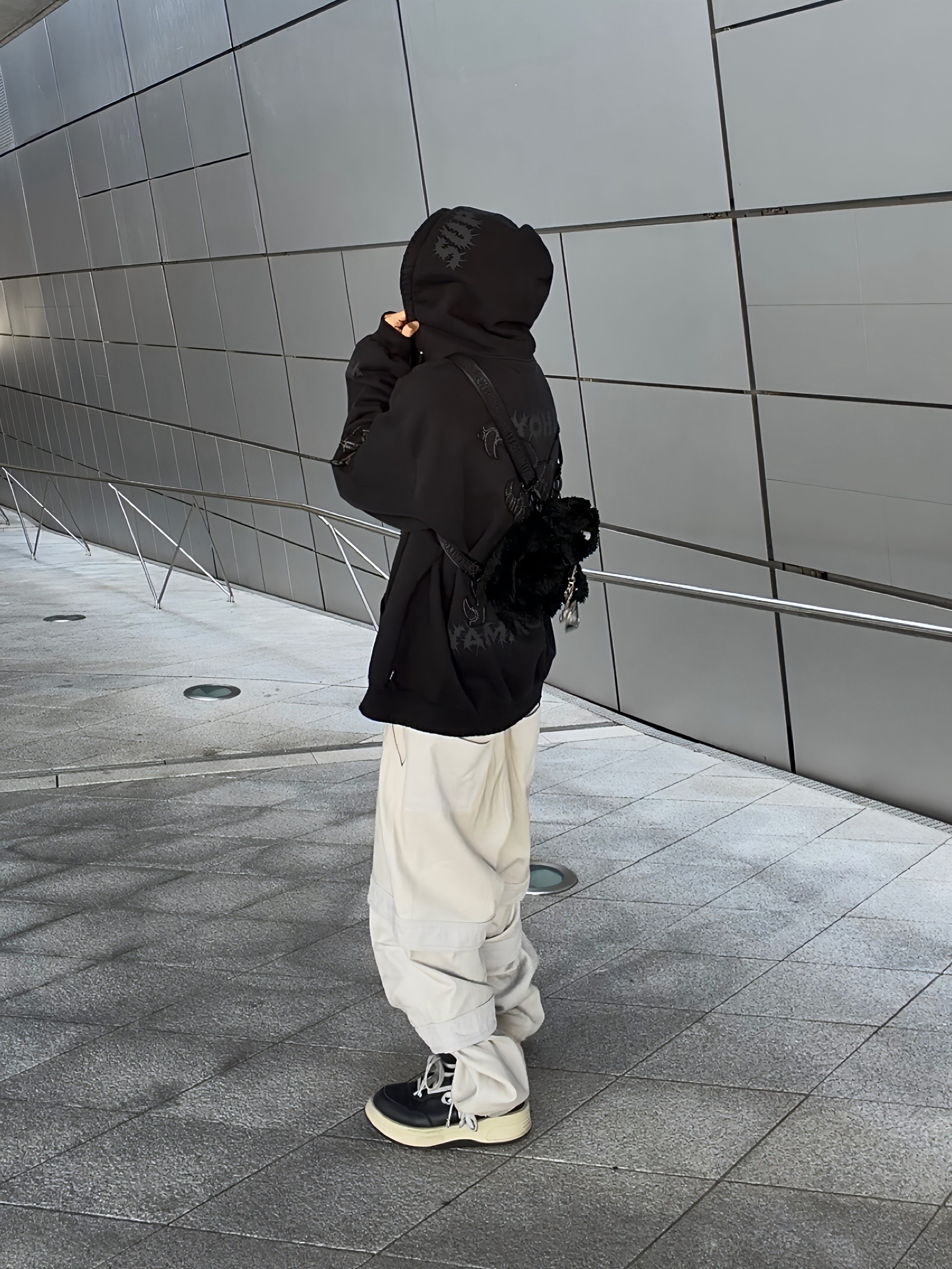 Supreme x Y's by Yohji Yamamoto Zip Up Hooded Sweatshirt Black - 25FW, Supreme x Bounty Hunter Backpack Black - 23FW 착용 스타일 - 1