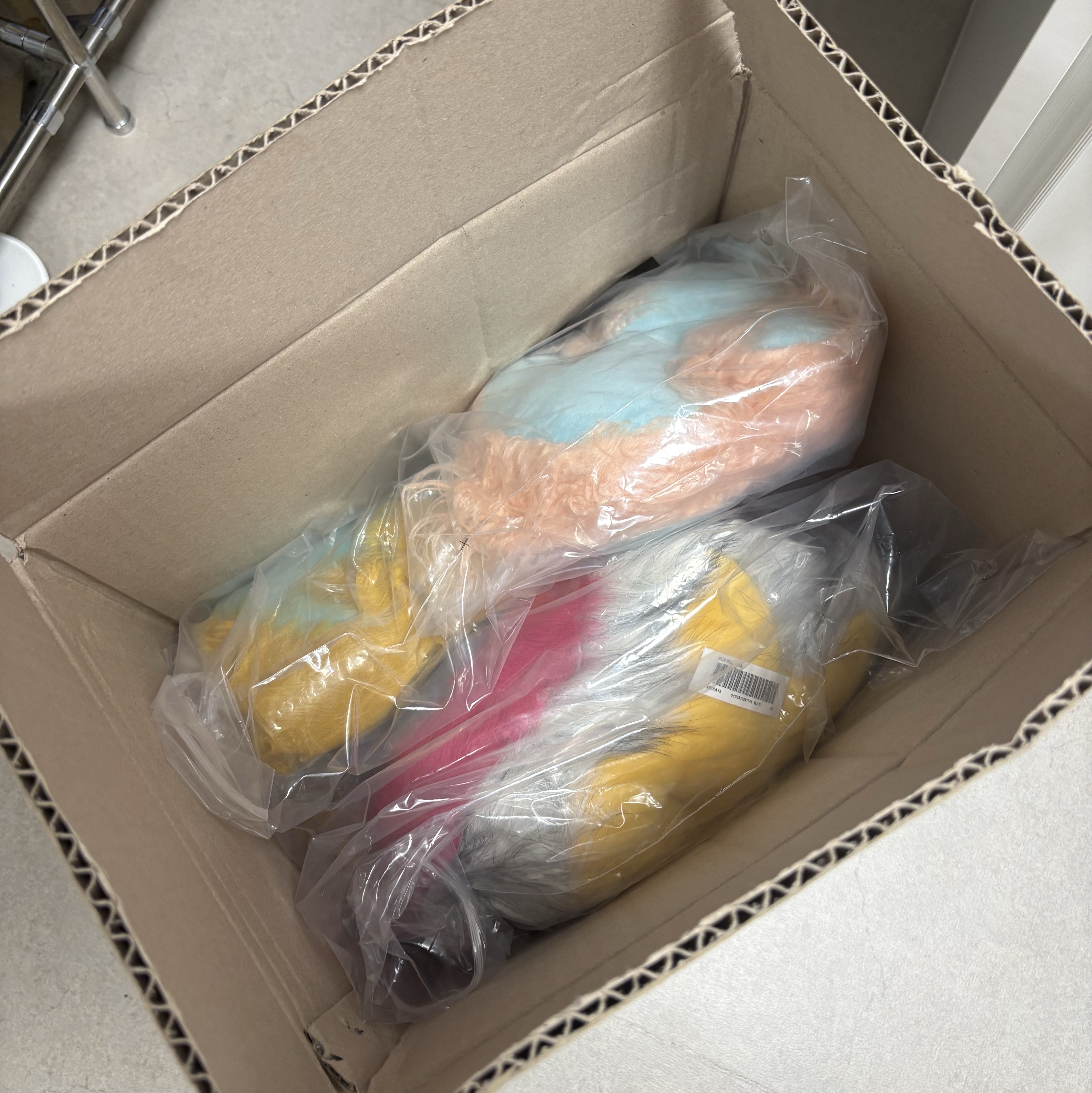 Supreme Faux Fur Pillow Multicolor - 26SS 착용 스타일
