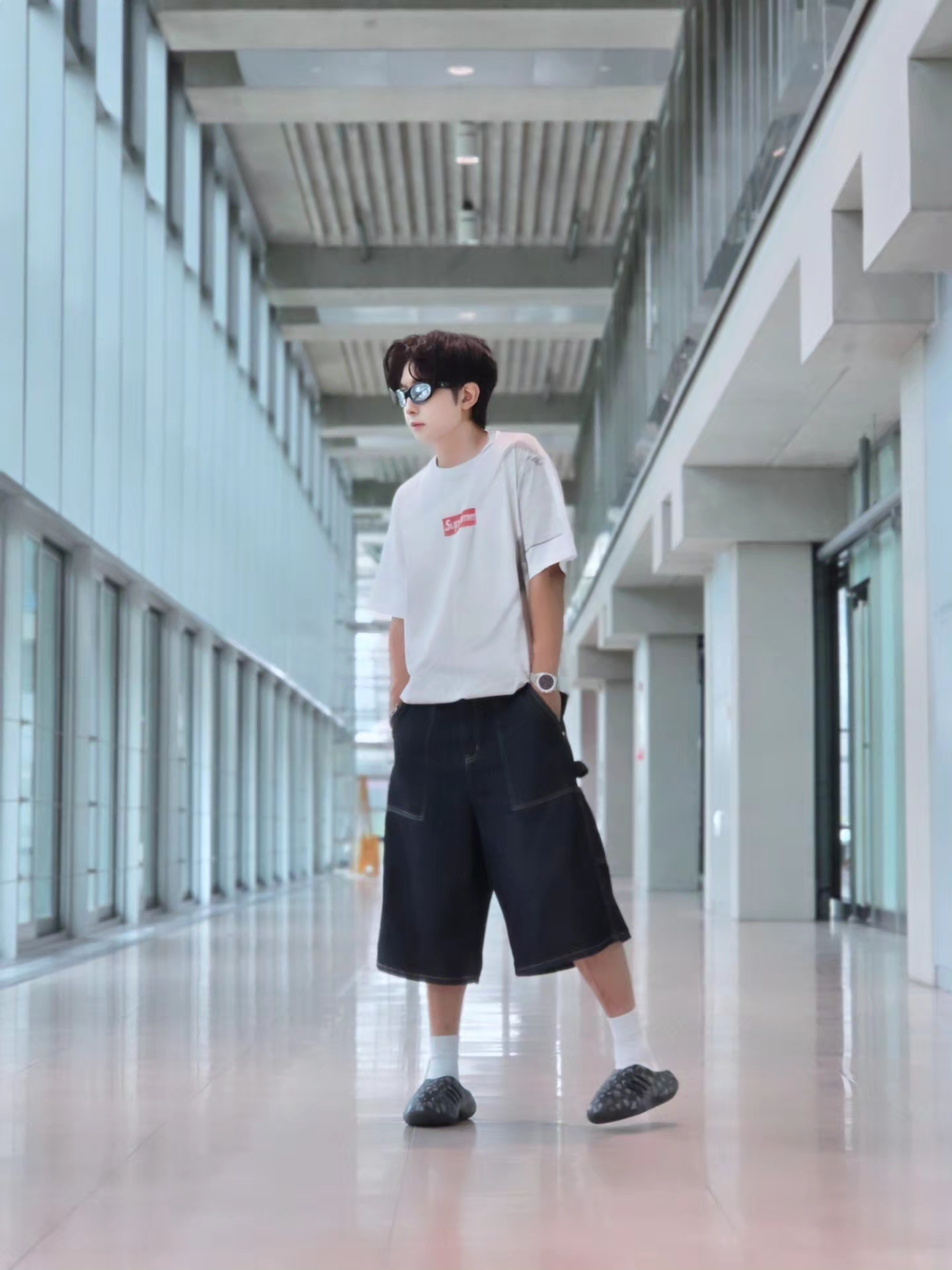 Supreme x MM6 Maison Margiela Box Logo T-Shirt White - 24SS, Adidas x Thug Club Adifom Iiinfinity Mule Core Black 착용 스타일 - 3