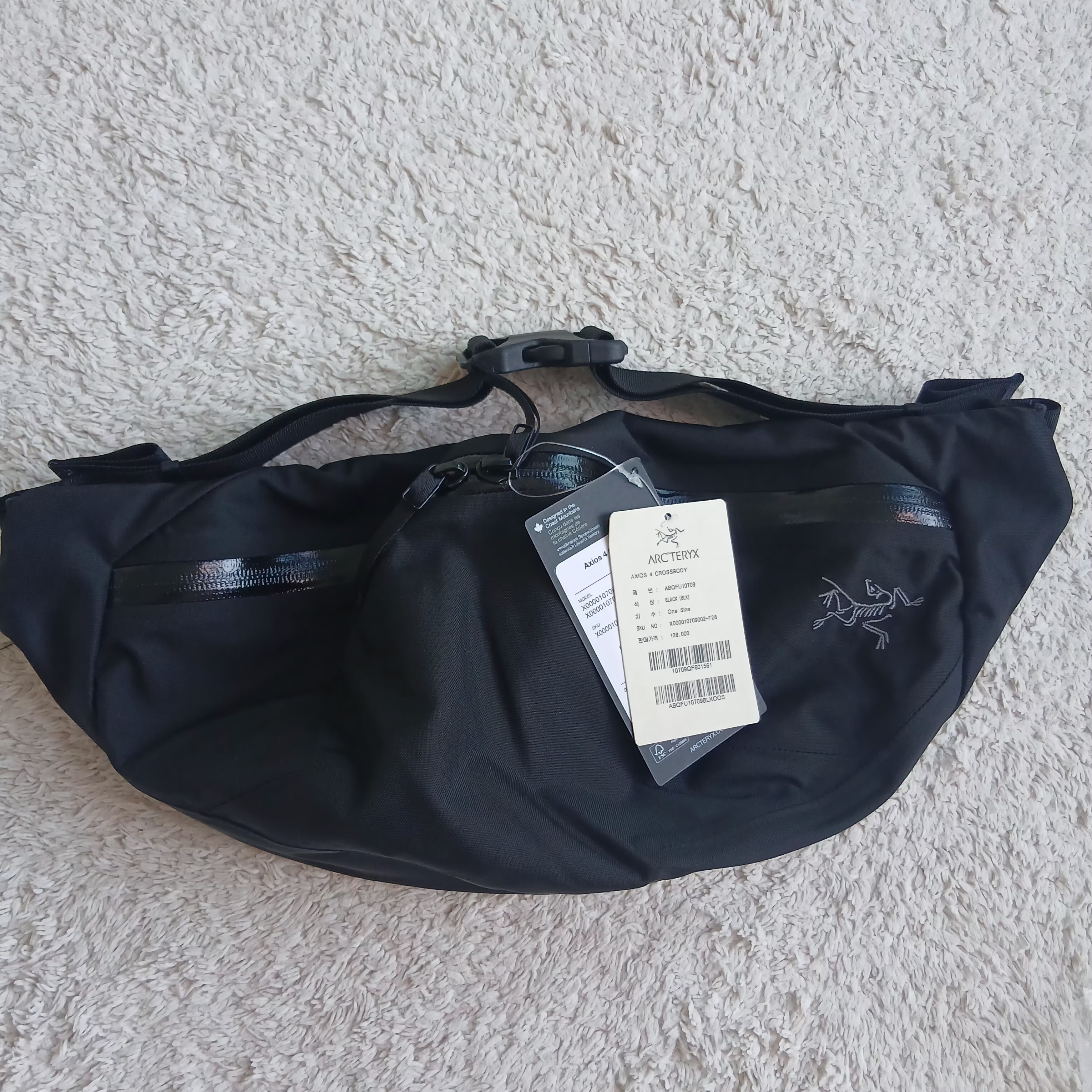 Arc'teryx Heliad 6 Crossbody Bag Black, Arc'teryx Keyring Metal 착용 스타일 - 2