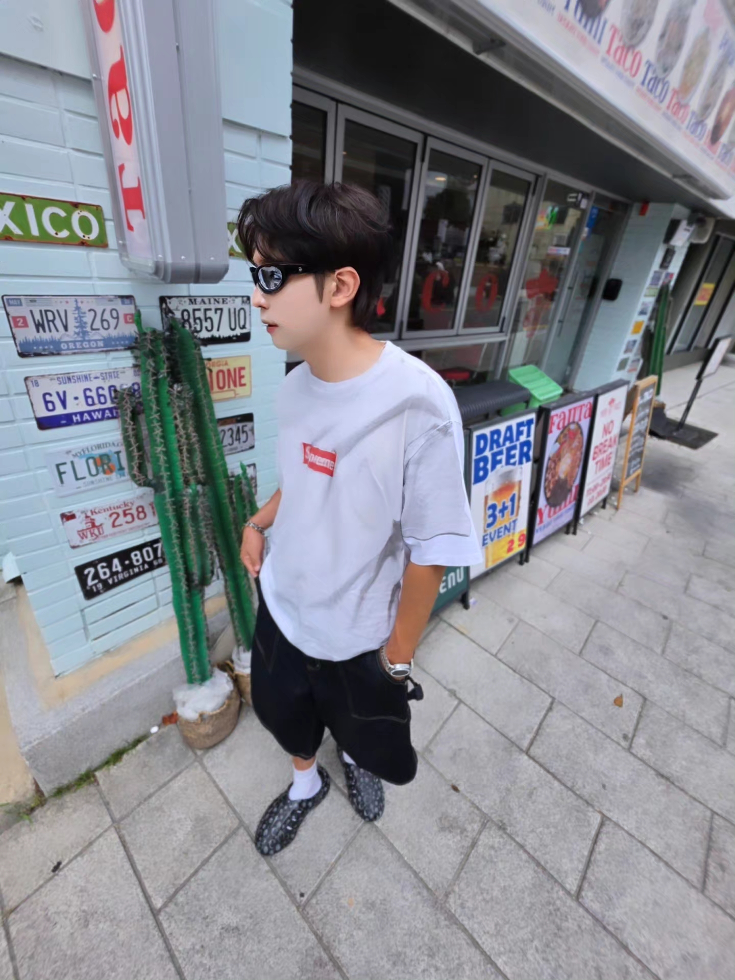 Supreme x MM6 Maison Margiela Box Logo T-Shirt White - 24SS, Adidas x Thug Club Adifom Iiinfinity Mule Core Black 착용 스타일 - 2