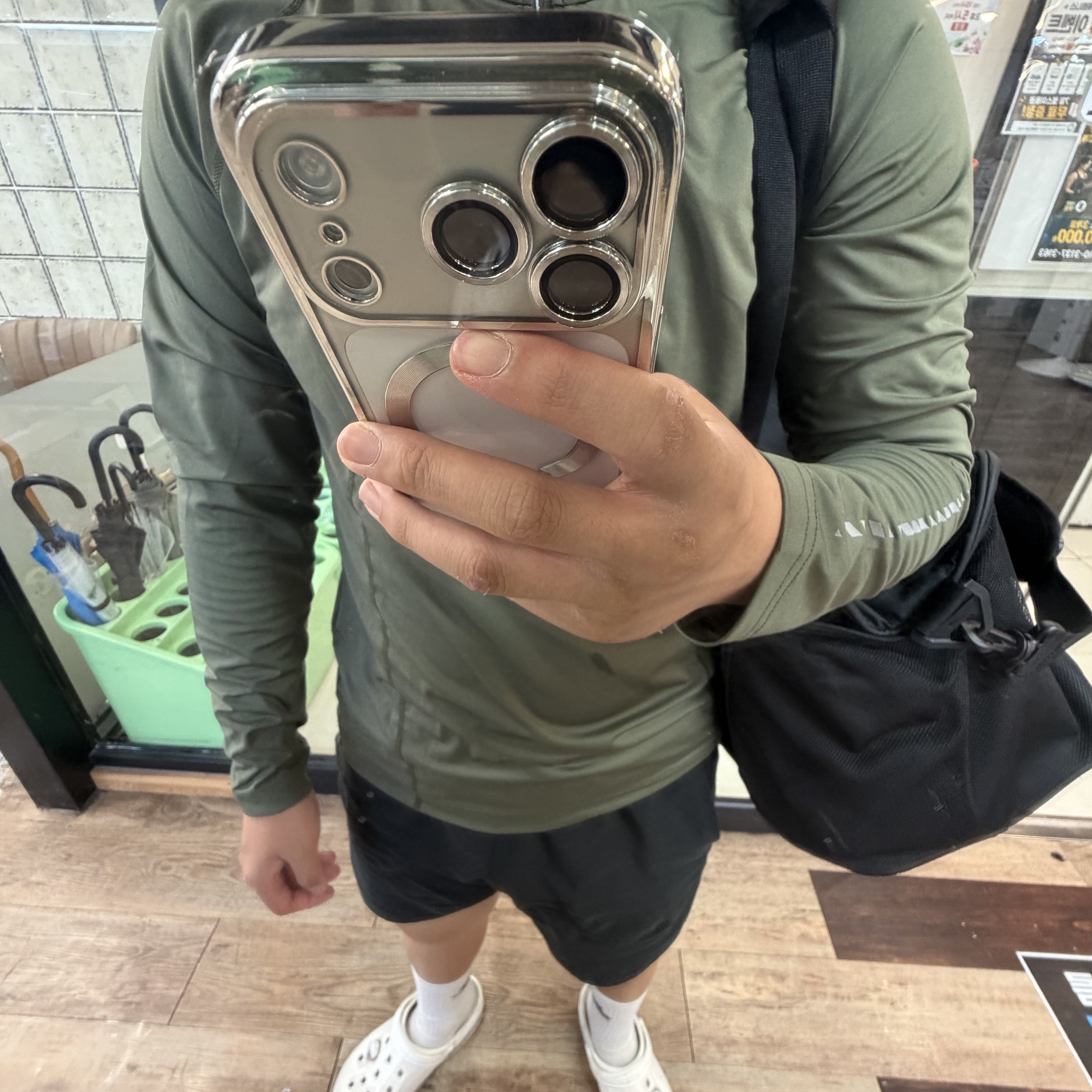 UFC SPORT Perfect Regular Fit Long Sleeve Dark Khaki 착용 스타일