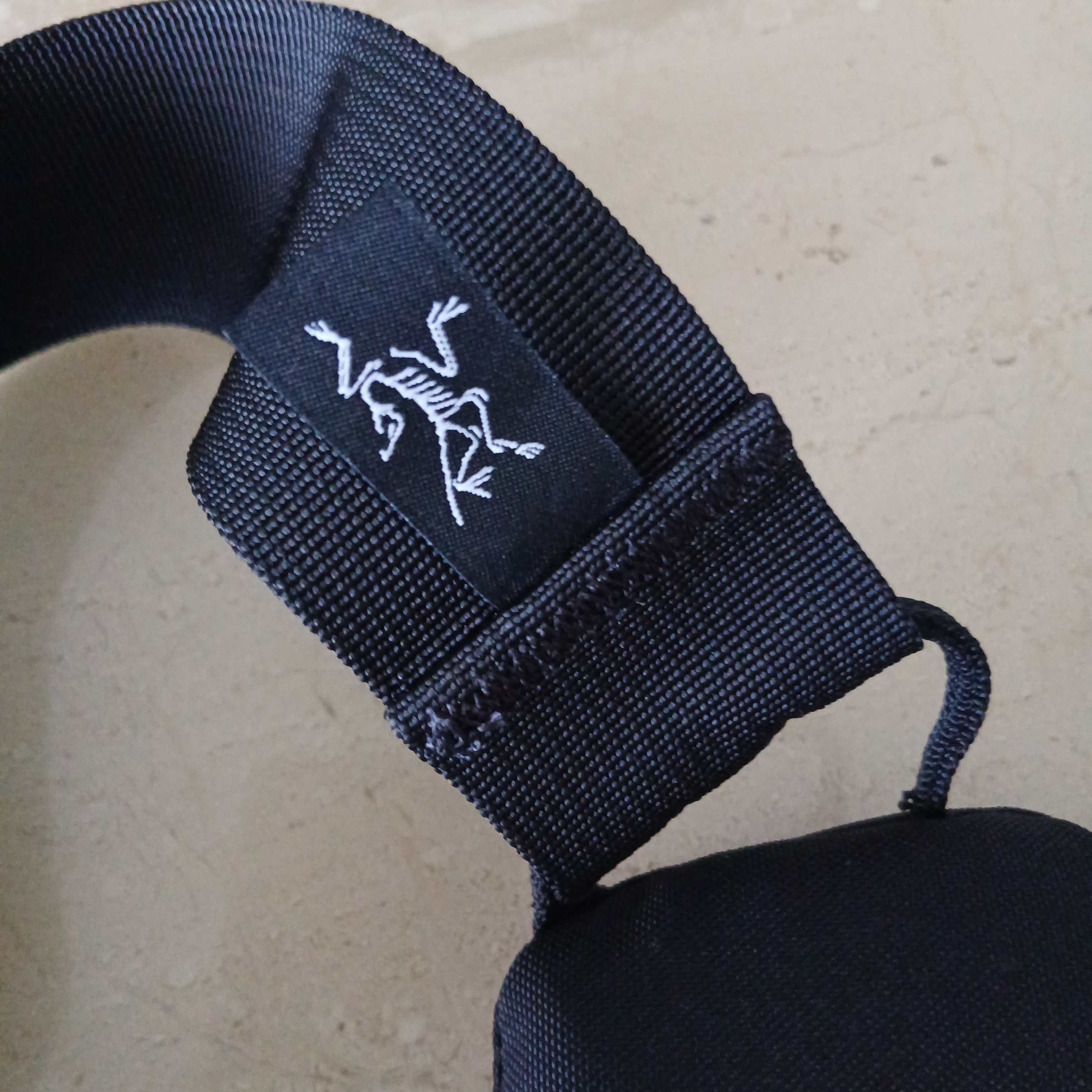 Arc'teryx Heliad 6 Crossbody Bag Black, Arc'teryx Keyring Metal 착용 스타일 - 7