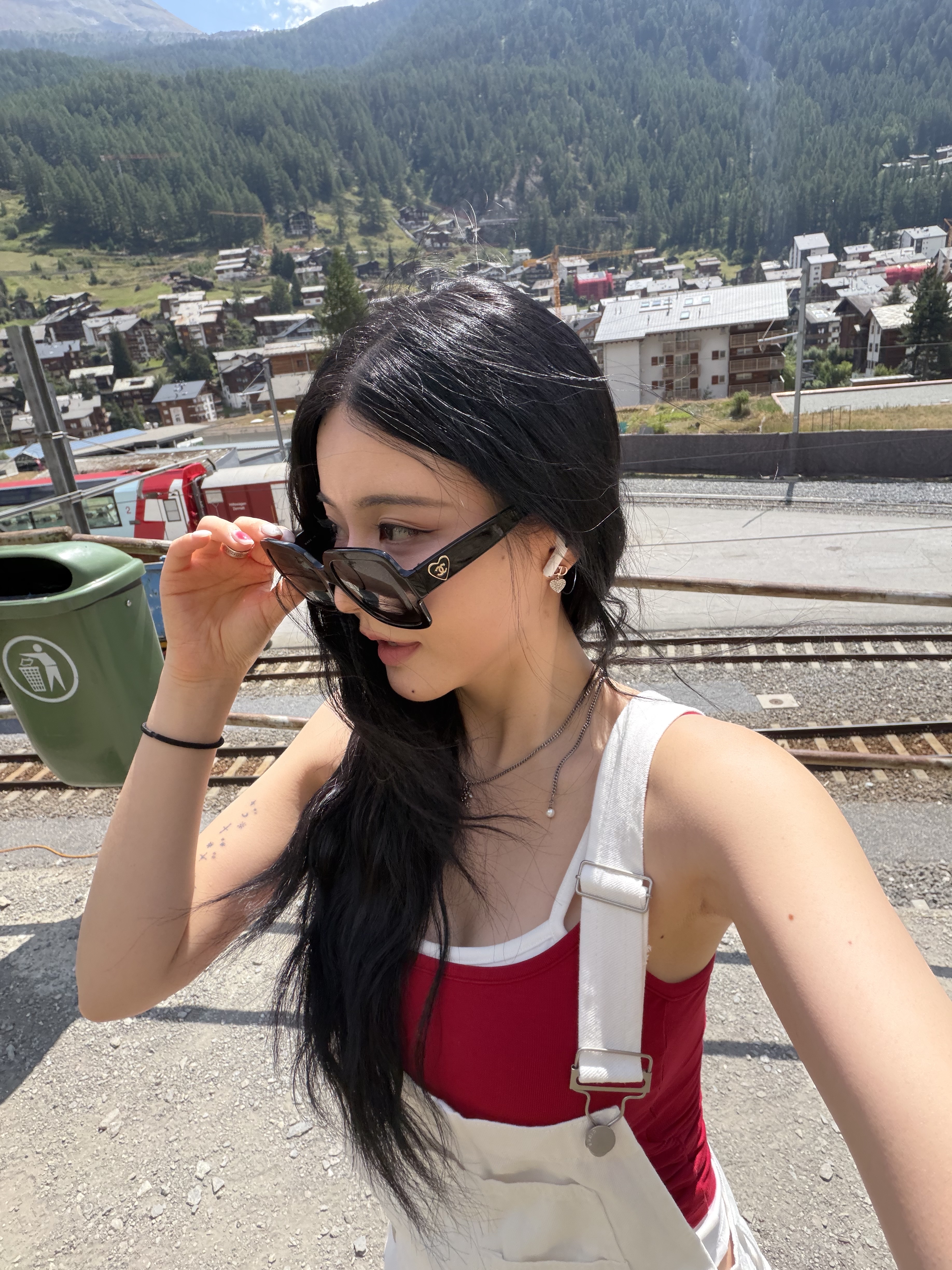 Chanel Square Sunglasses Acetate & Black Frame Grey Lenses Asian Fit 착용 스타일