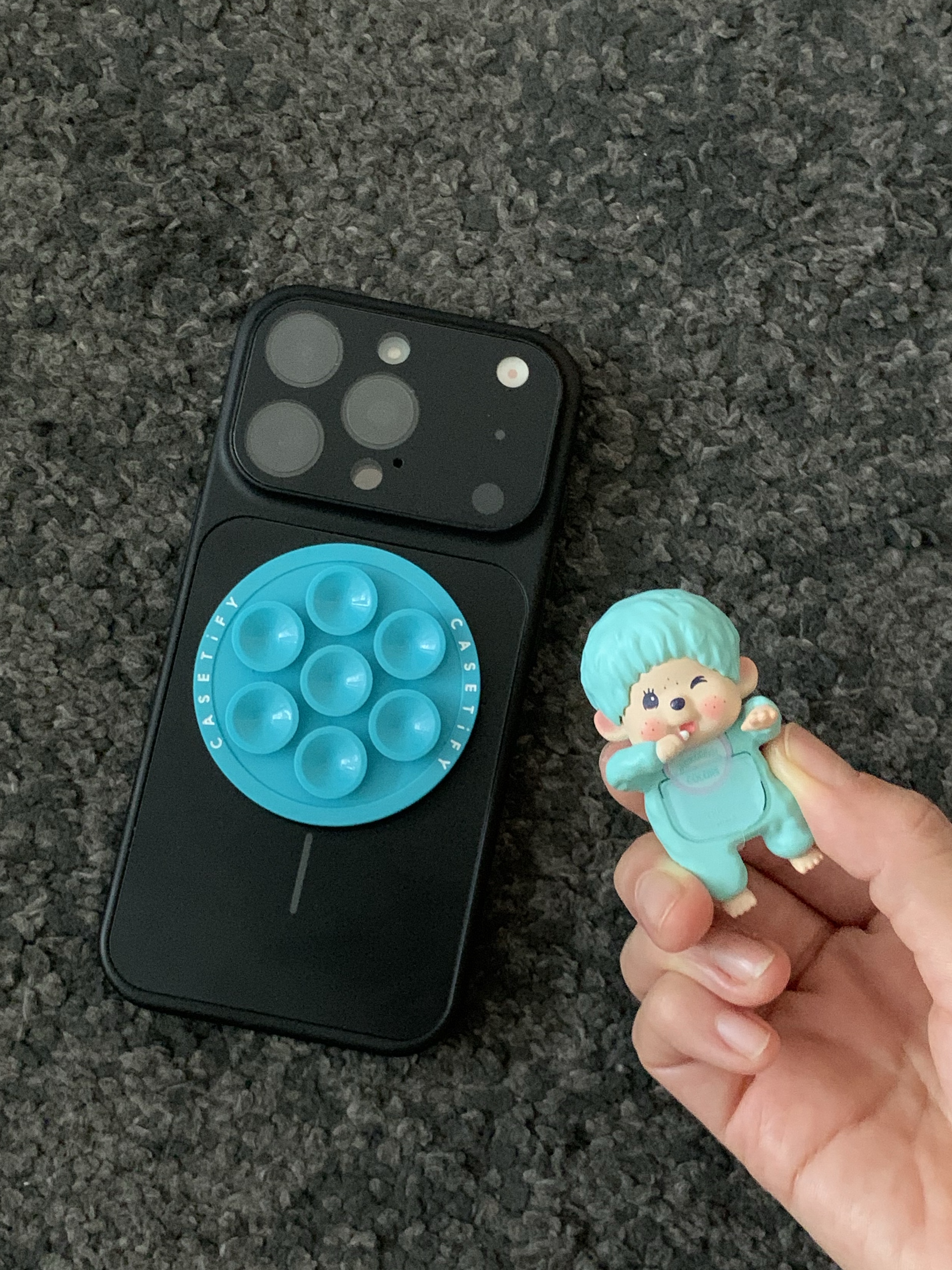 Casetify x G-DRAGON Snappy Snap & Stick Grip Stand Mint Blue, Sonny Angel x Monchhichi Colors Wink Series Hippers Sealed Case (1 Blind Box) 착용 스타일 - 2