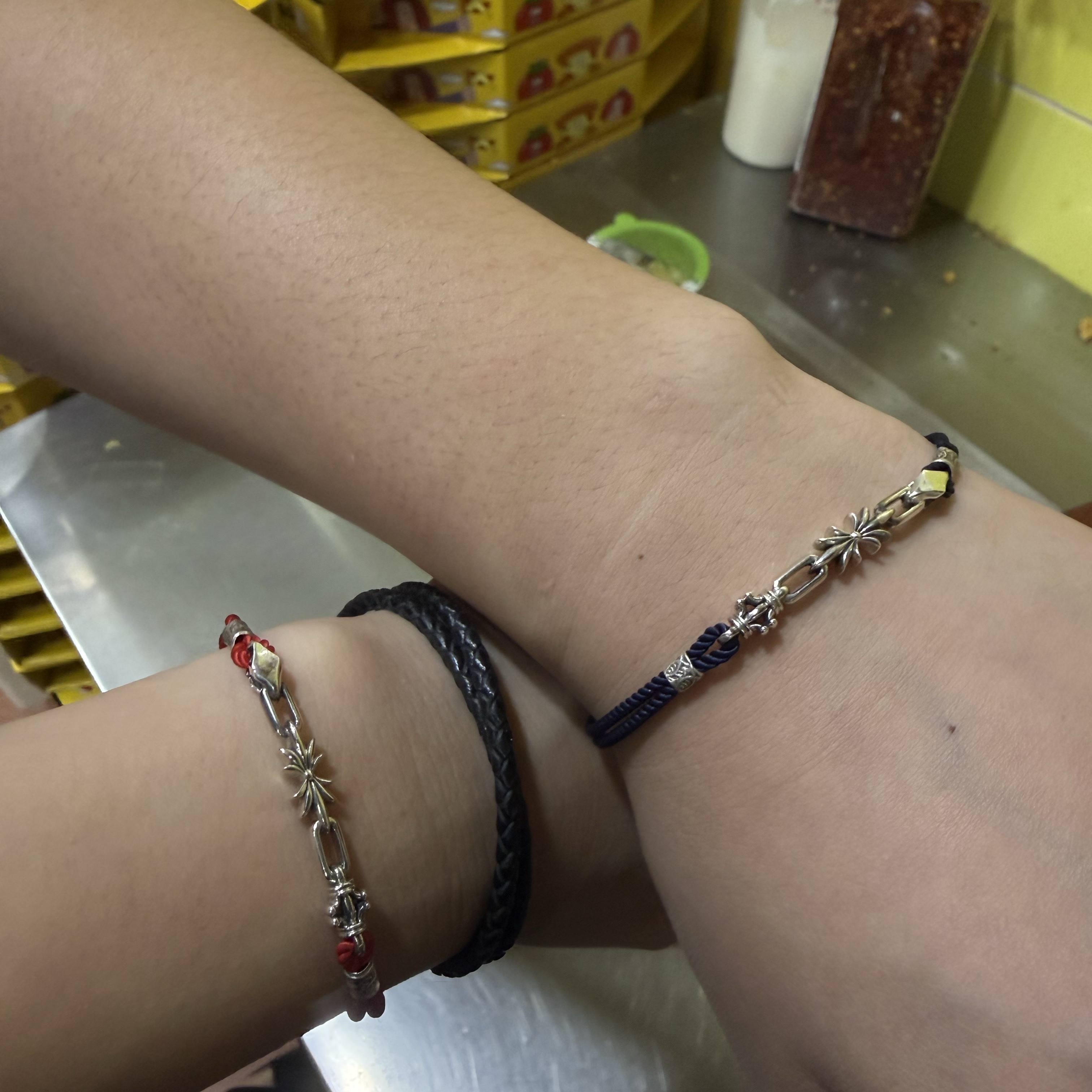Scudo Signature Navy String Karen Bracelet, Scudo Signature Red String Karen Bracelet 착용 스타일