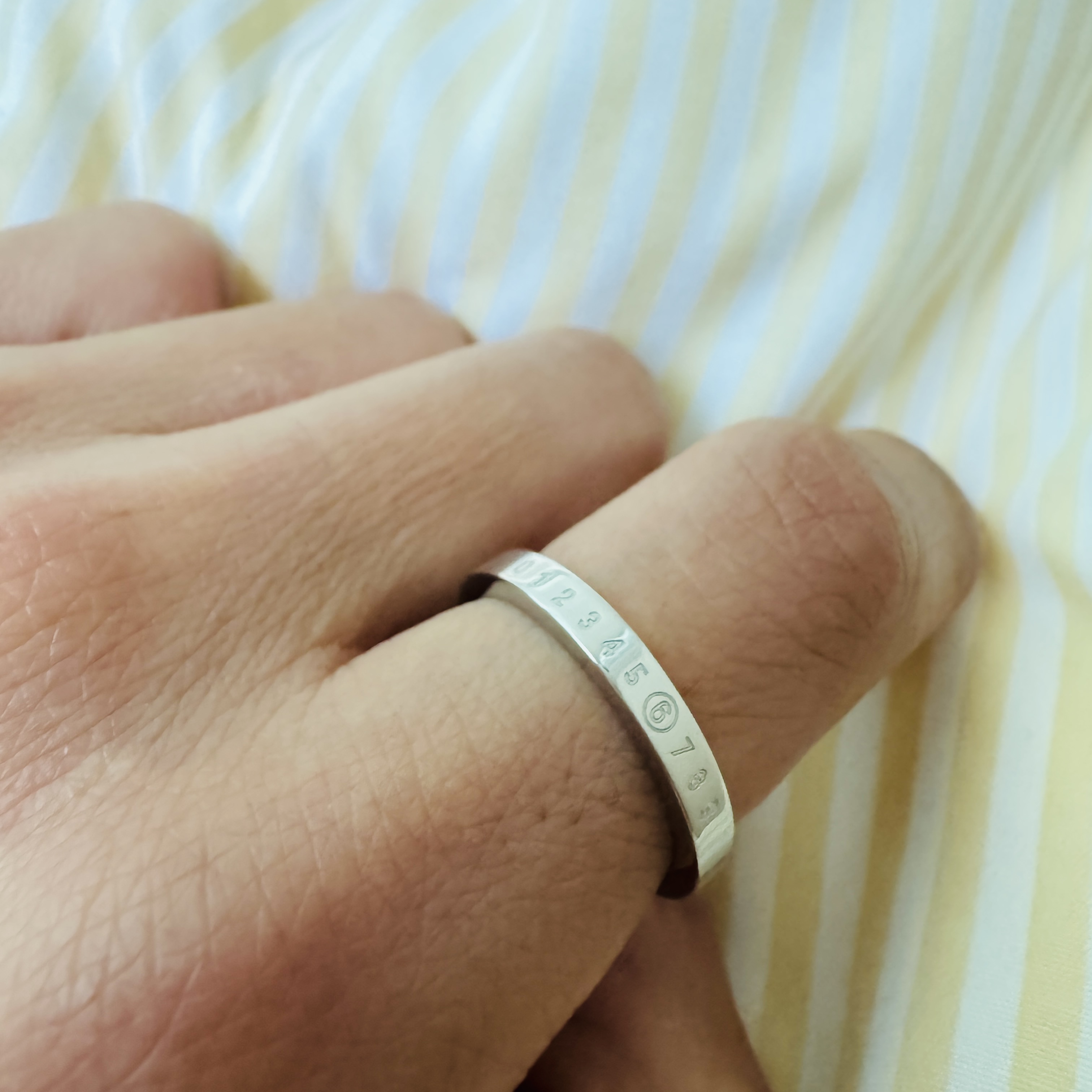 (W) MM6 Maison Margiela Numeric Minimal Signature Ring Silver Palladium 착용 스타일