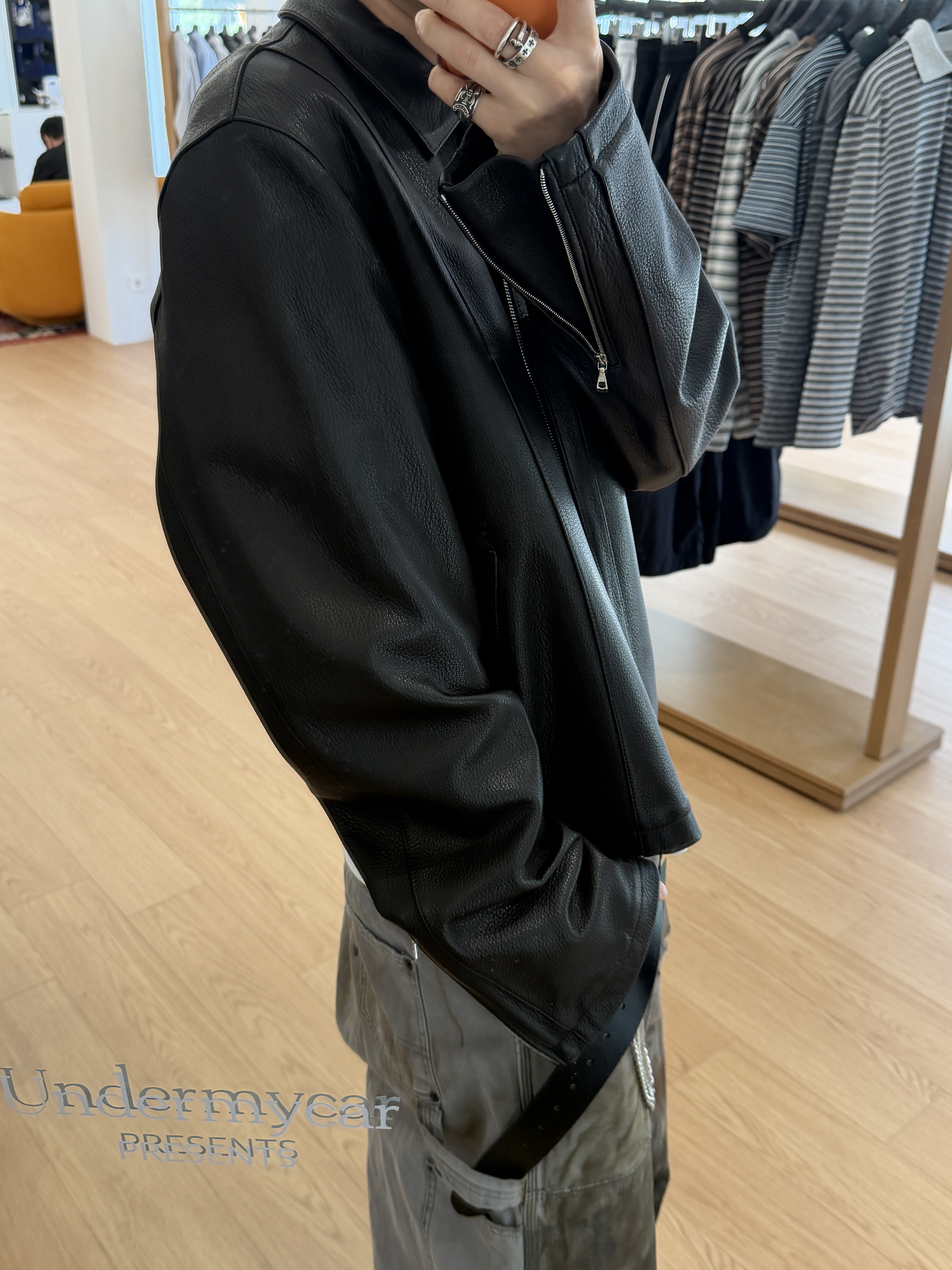Undermycar Murslanger Worn Waffle Zip-Up Oatmeal, Undermycar Goatskin Slim Standard Blouson Black 착용 스타일 - 4
