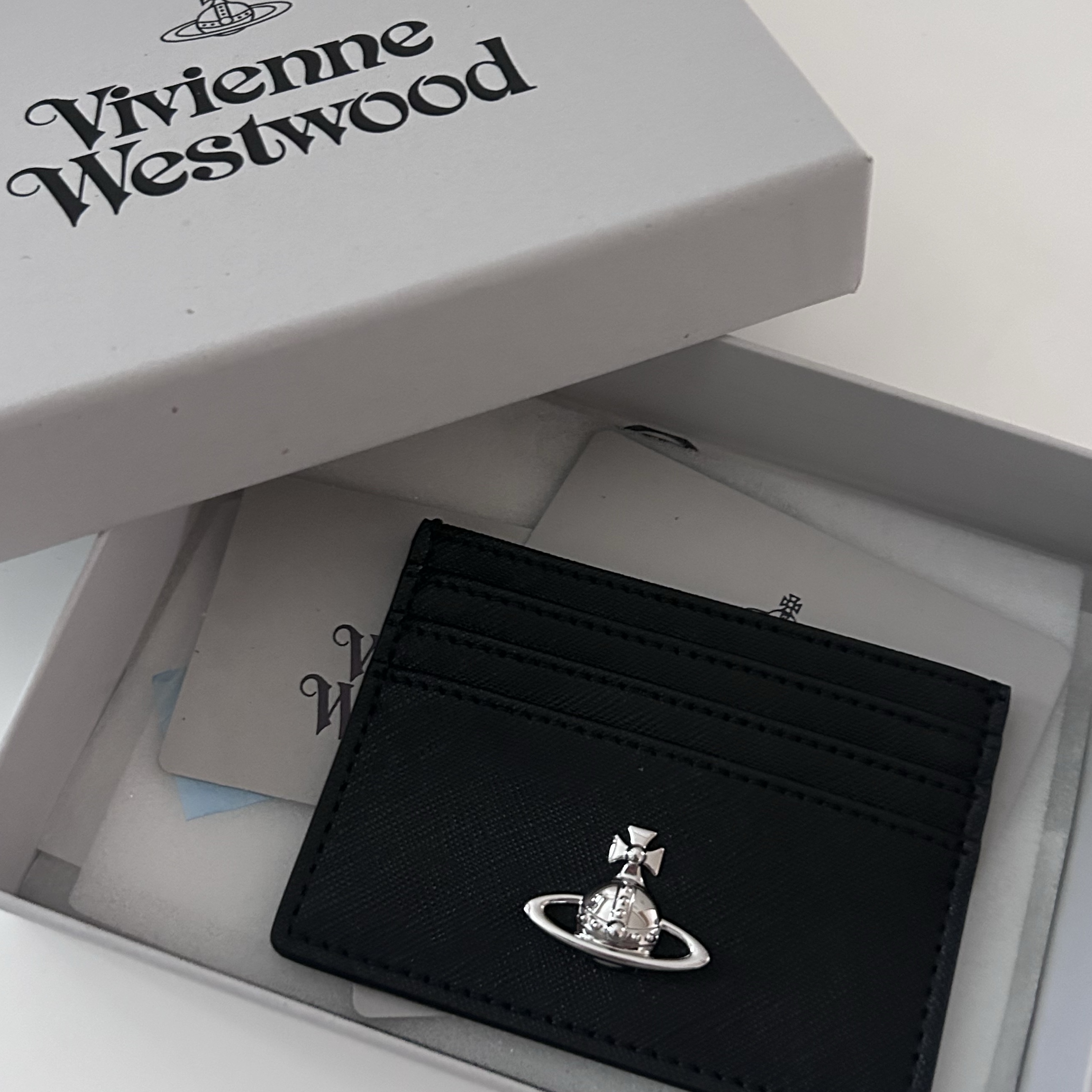 Vivienne Westwood Logo Flat Card Holder Black 착용 스타일
