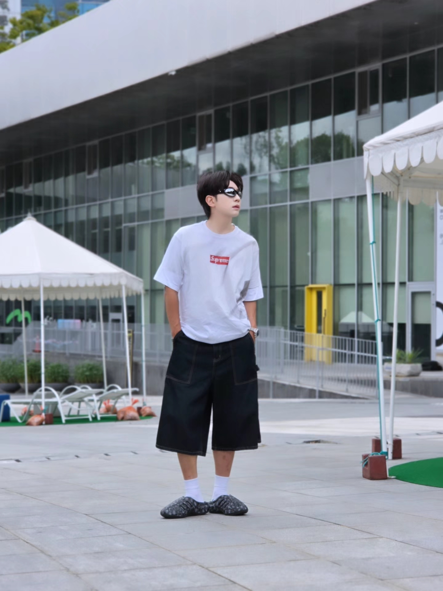 Supreme x MM6 Maison Margiela Box Logo T-Shirt White - 24SS, Adidas x Thug Club Adifom Iiinfinity Mule Core Black 착용 스타일 - 3