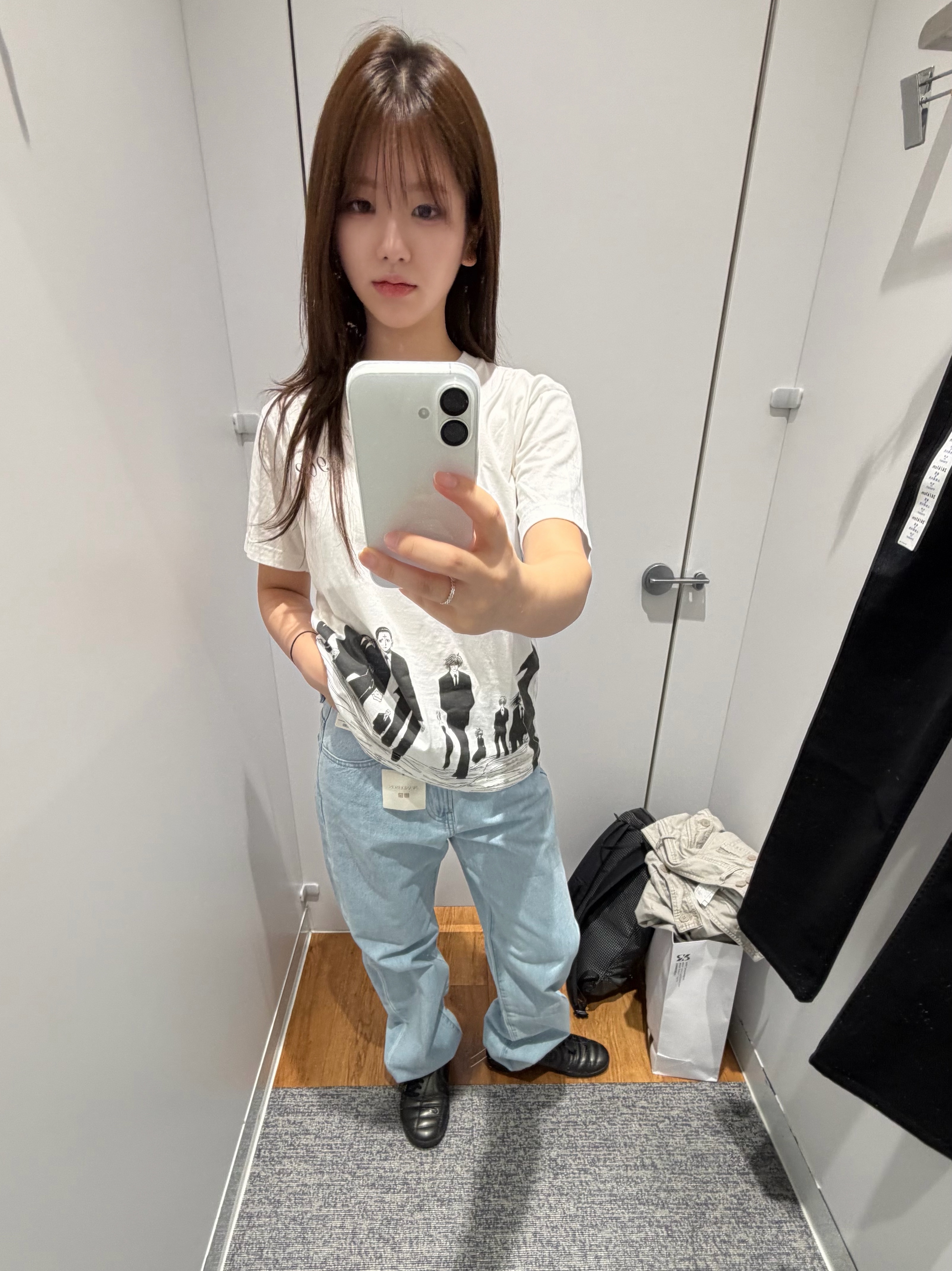 Uniqlo UT Shueisha 100th Anniversary Hunter x Hunter T-Shirt White, Uniqlo x JW Anderson Straight Jeans Blue 착용 스타일