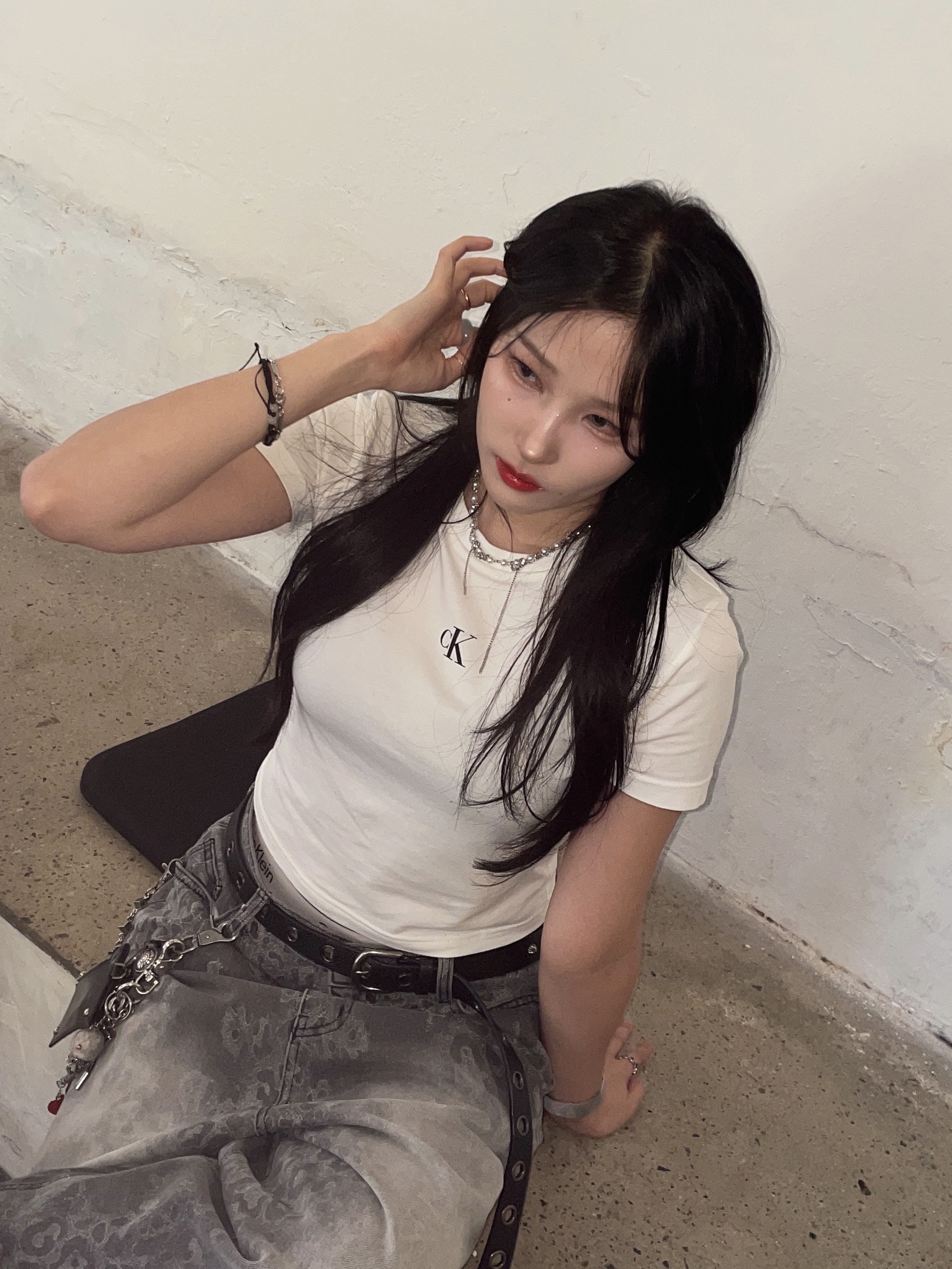 (W) Calvin Klein Rib Cropped Slim Fit T-Shirt Bright White 착용 스타일 - 2