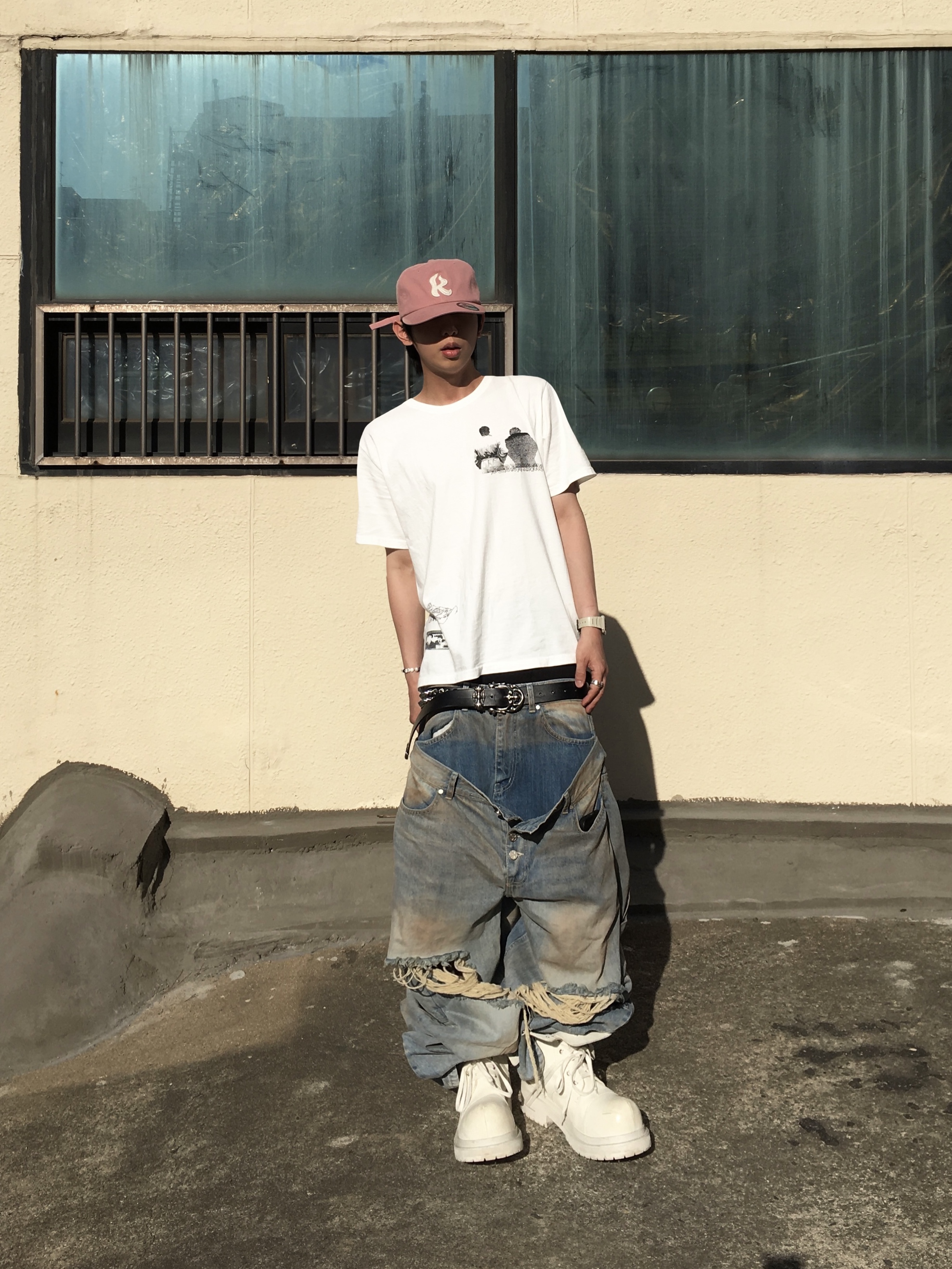 Sundayoffclub Le Cercle Rouge Rhinestone T-shirt, Sundayoffclub Wakame Studded Belt 착용 스타일 - 5