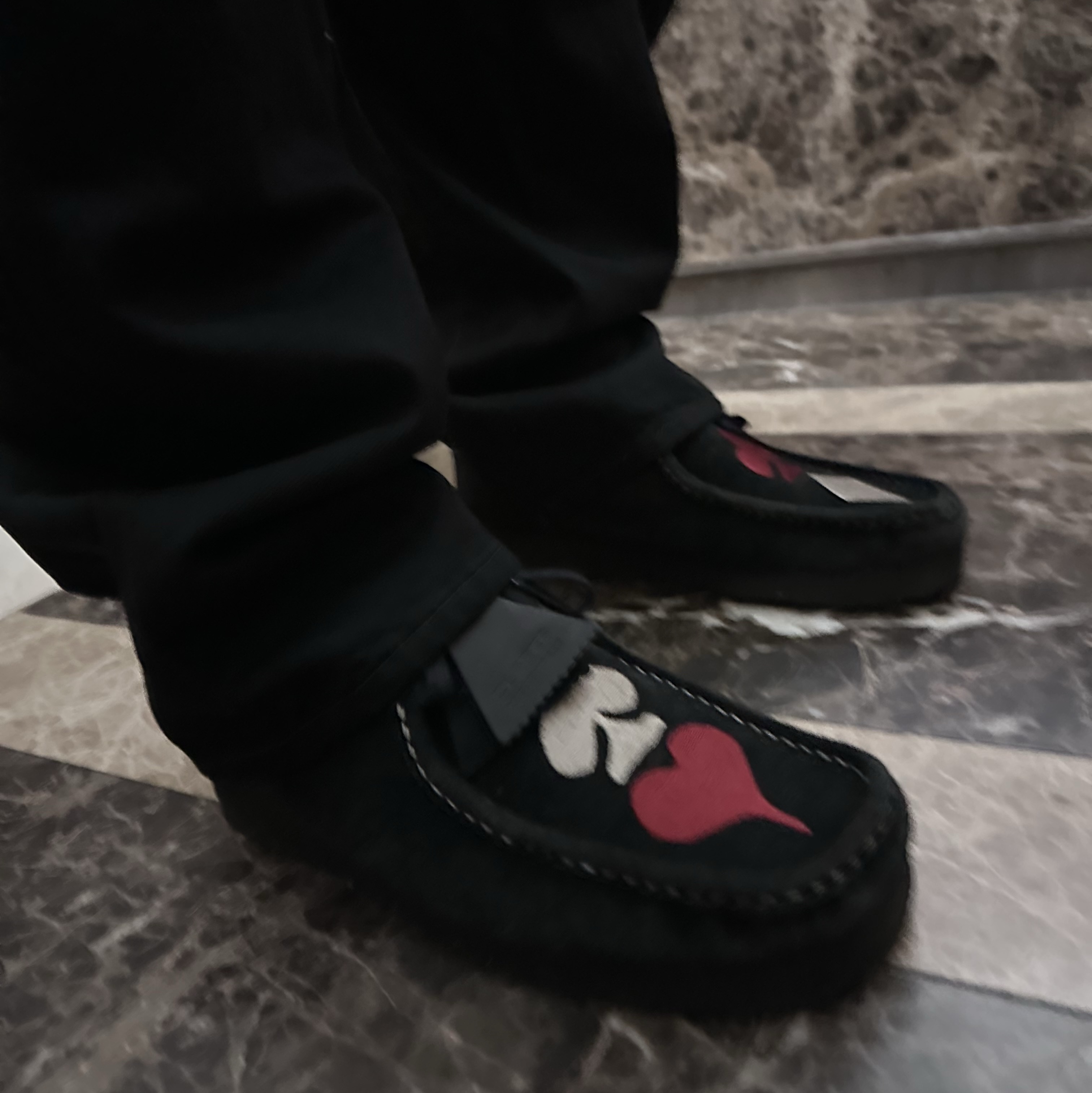 Clarks x Stussy Wallabee Black Suede, Undermycar MU.128 Original Logo Essential Leather Belt Silver / Black 착용 스타일 - 2