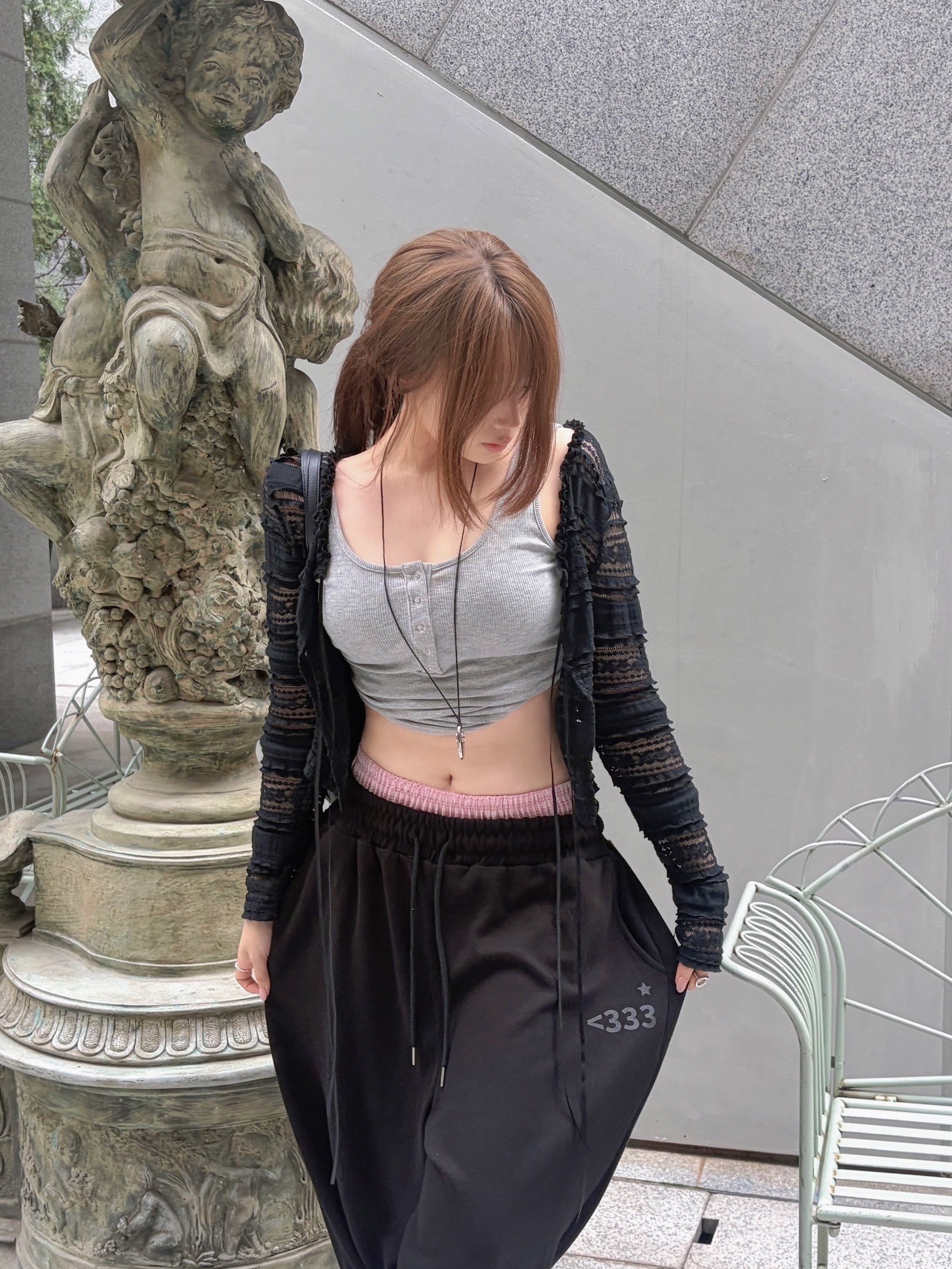 SLEEKGLOW Love Emoji Check Layered Sweatpants Black 착용 스타일 - 4