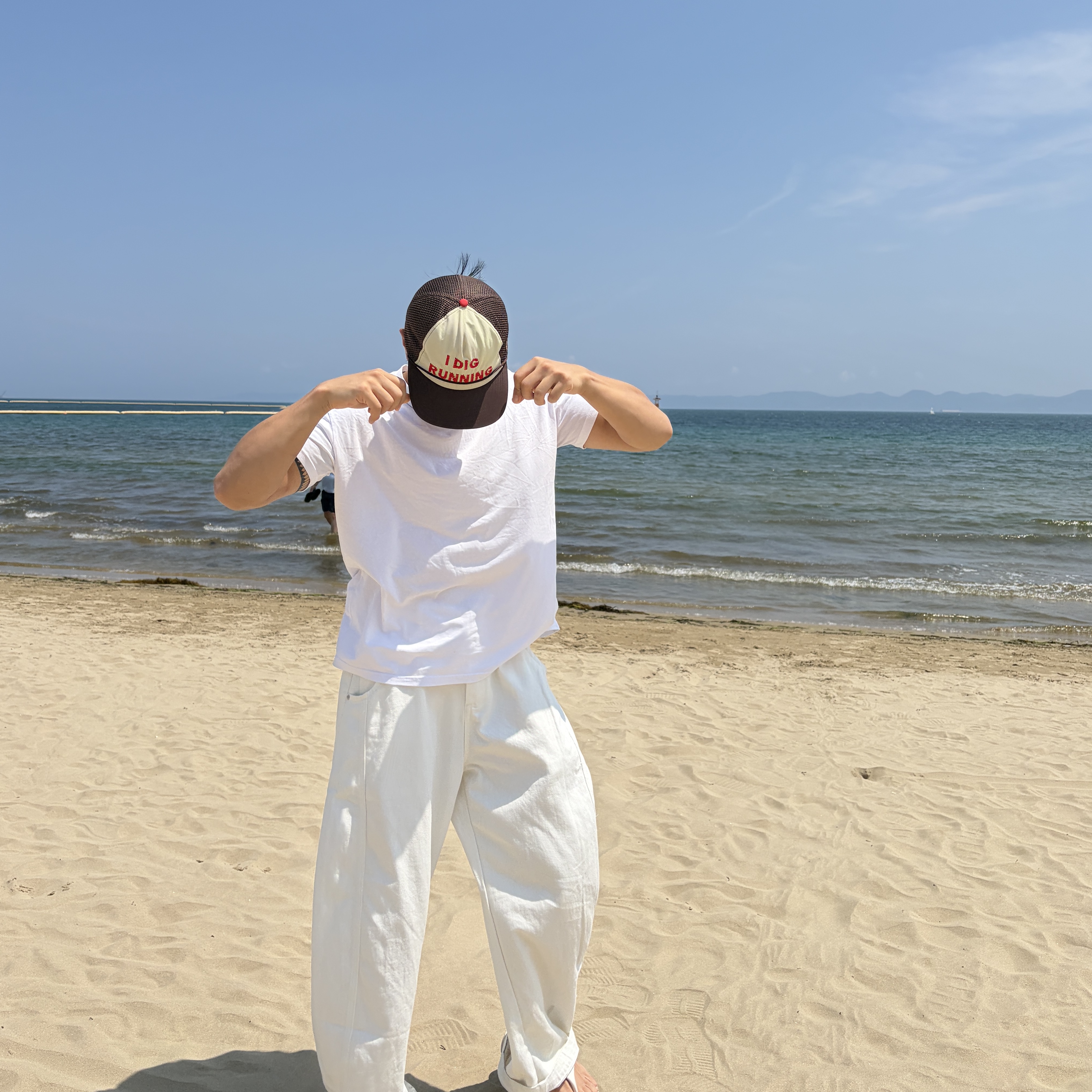 Alex Zono I Dig Running Trucker Hat OG Brown 착용 스타일 - 2