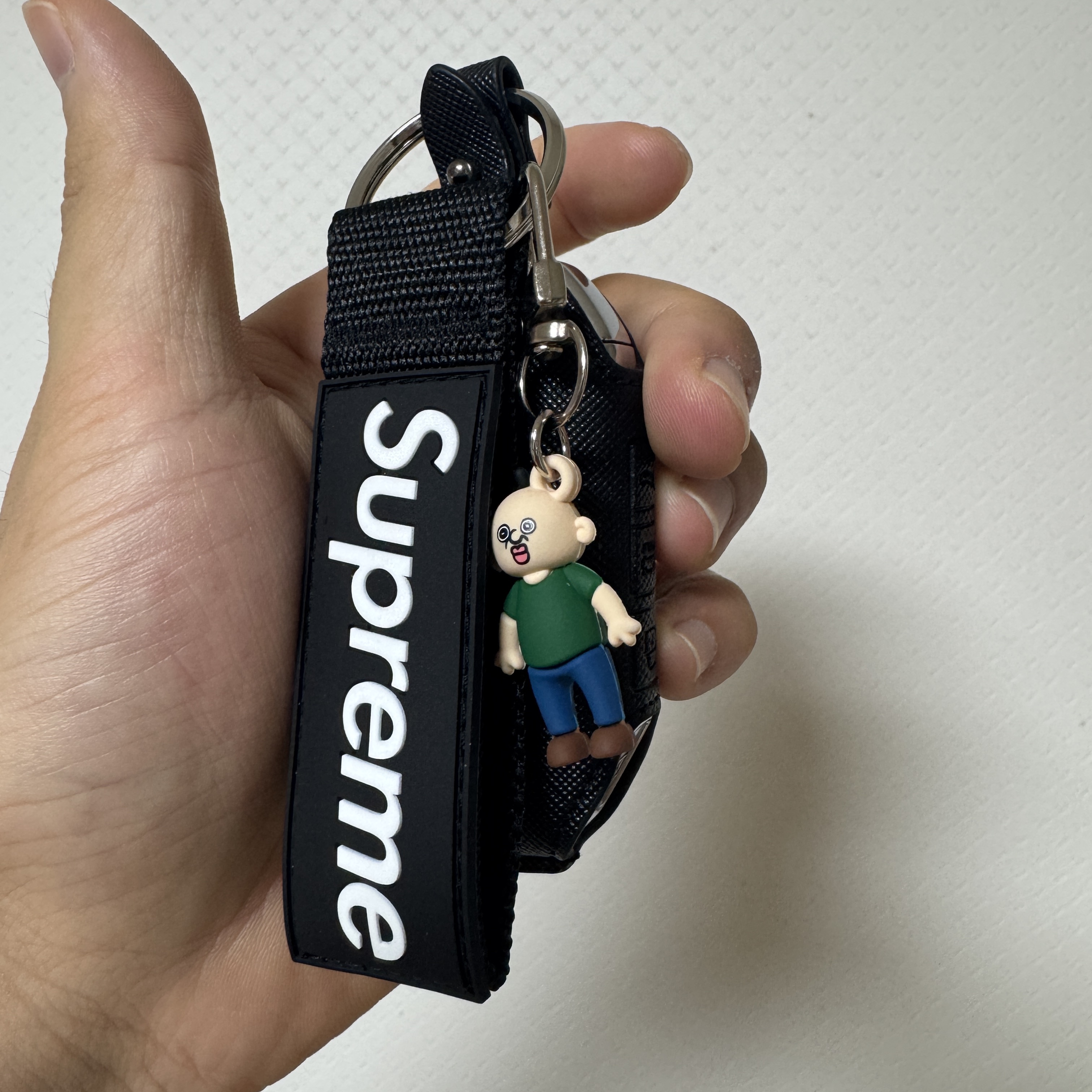 Supreme Webbing Keychain Black - 26SS 착용 스타일