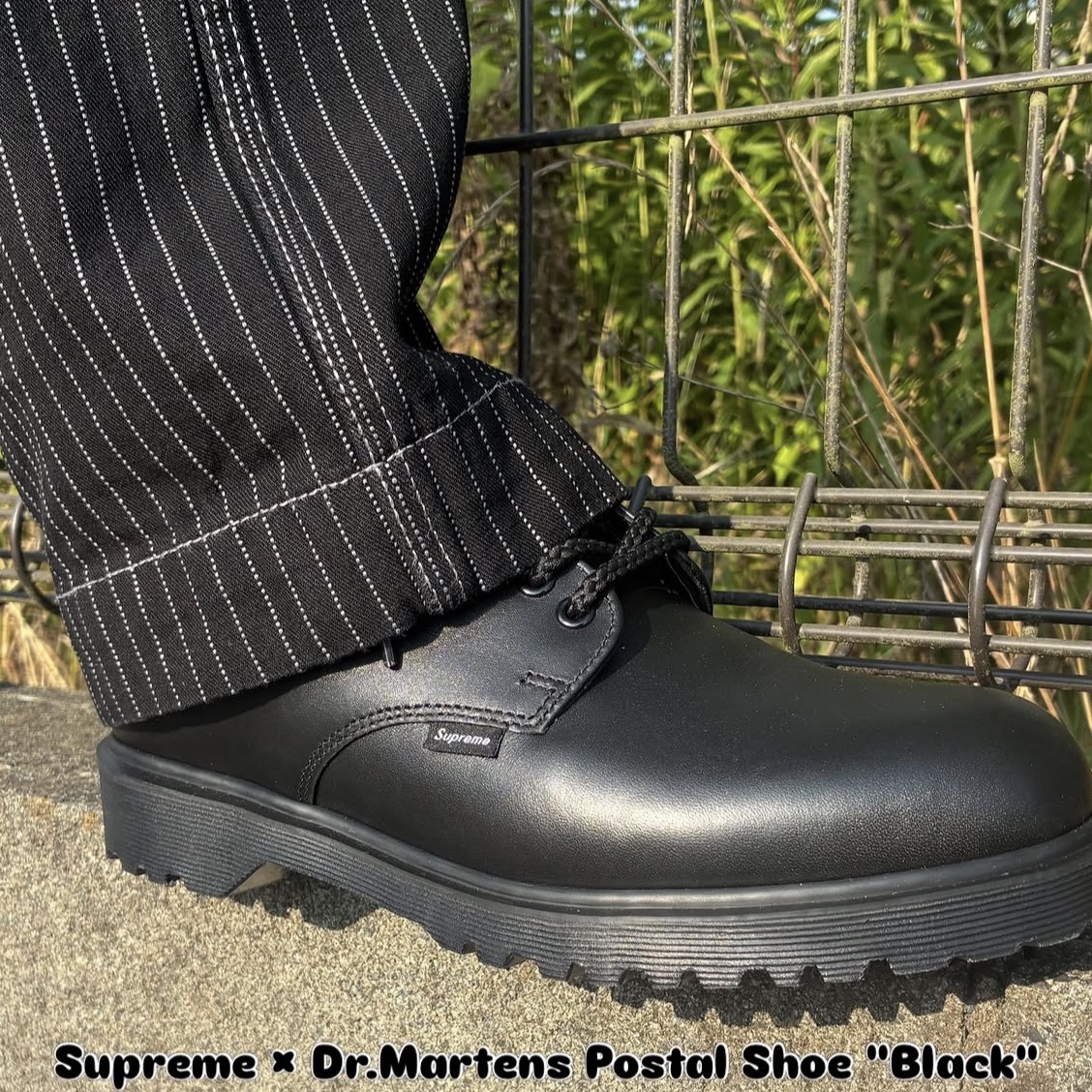 Dr. Martens x Supreme Postal Supreme 4-Eye Shoe Black - 26SS 착용 스타일 - 3
