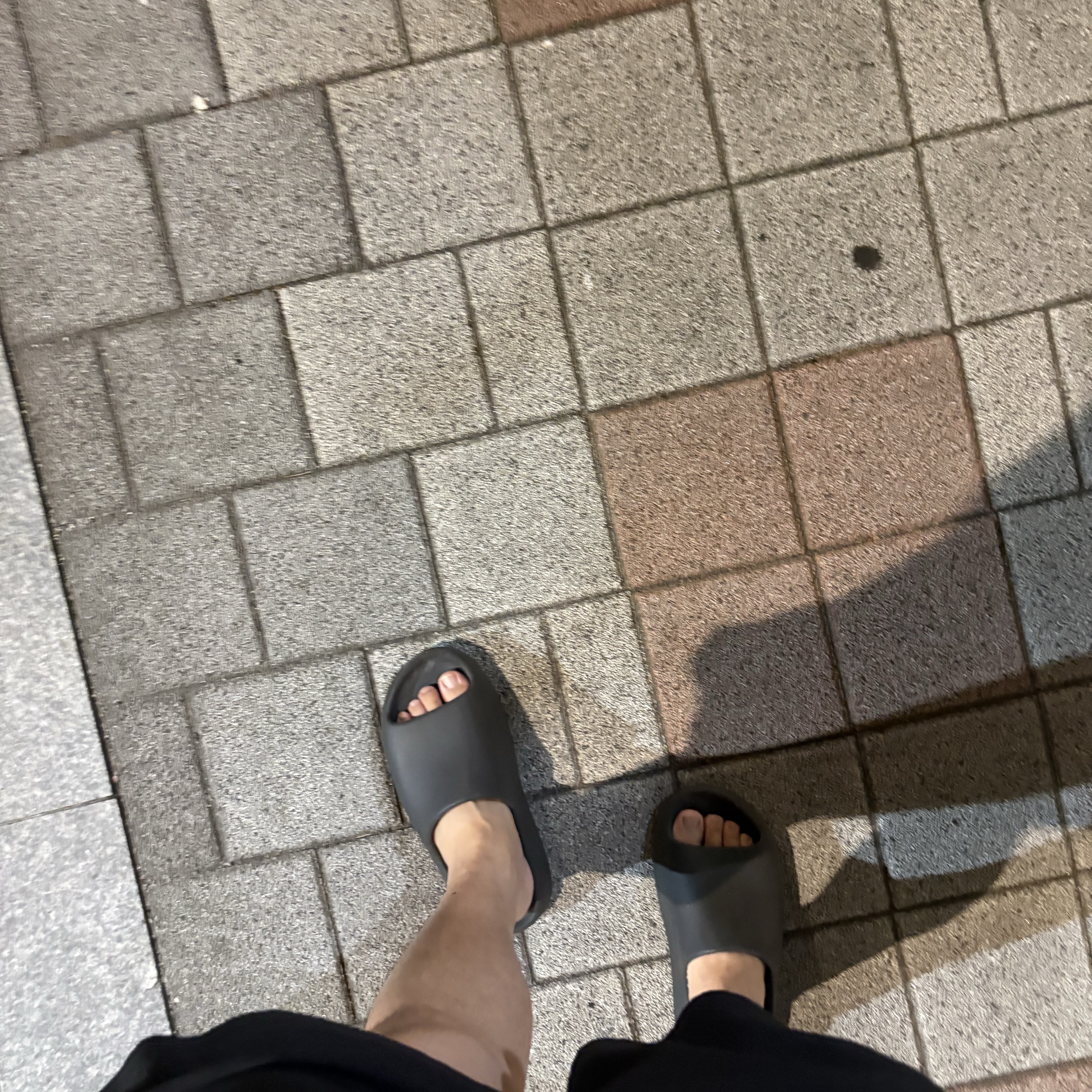 Adidas Yeezy Slide Onyx 착용 스타일