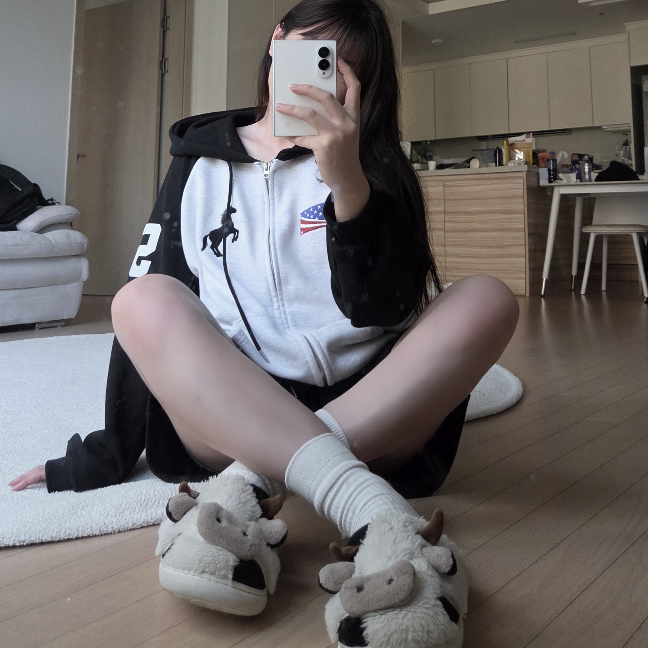 Samsung Galaxy Z Fold8 512GB Cream (Korean Ver.), NICKEL DONKEY RAGLAN ZIP_UP 착용 스타일 - 1