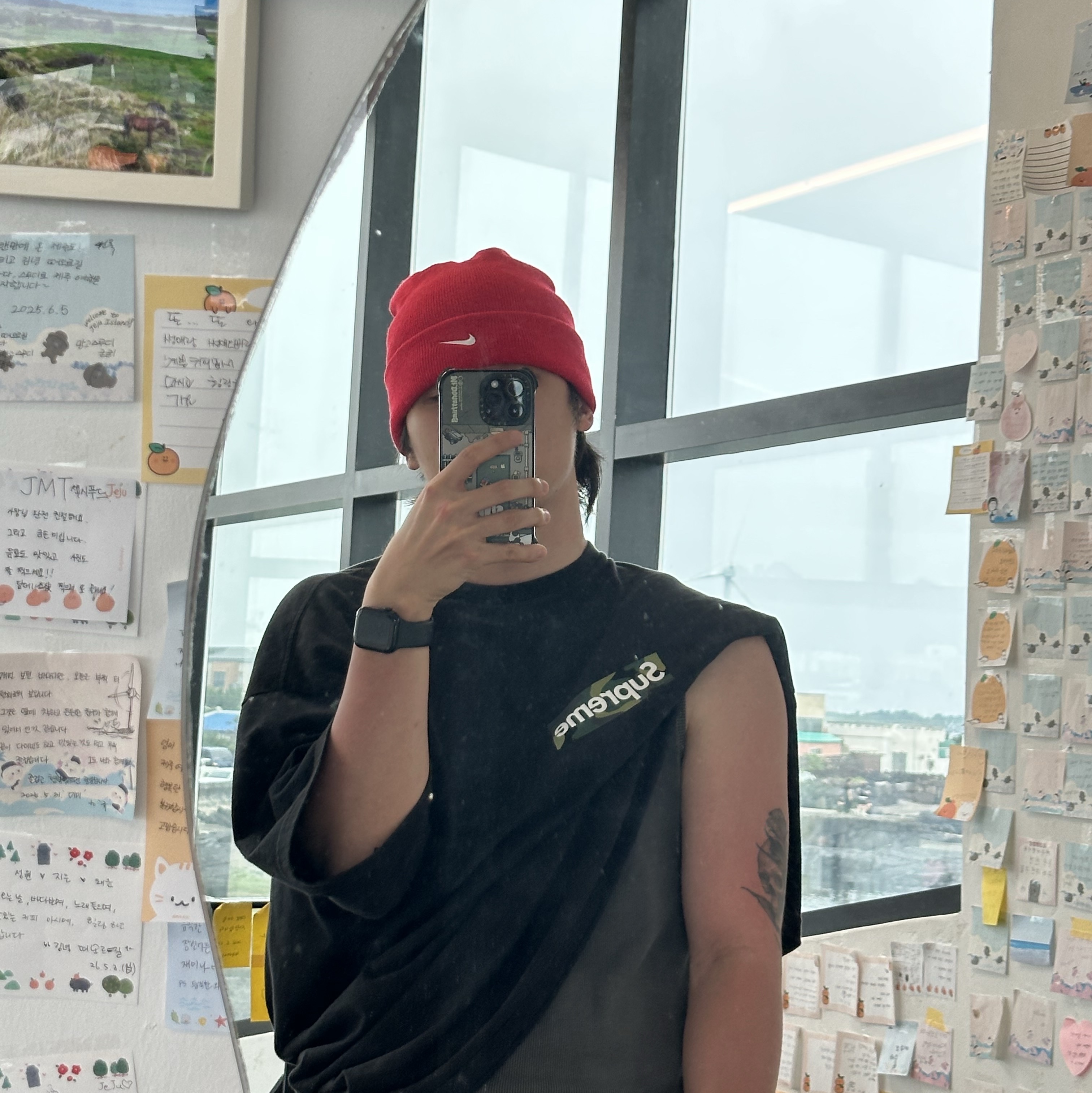 Supreme Box Logo T-Shirt Black - 23FW, Nike Team Beanie University Red 착용 스타일 - 2