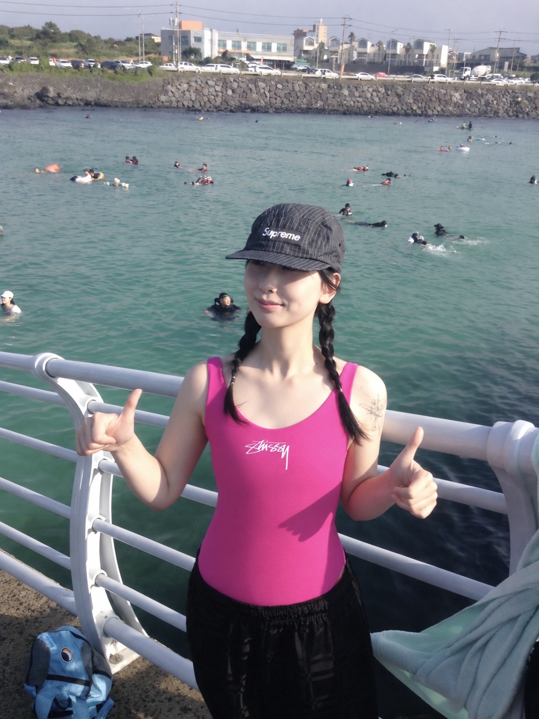 Stussy Surf Stock One Piece Swimsuit Magenta 착용 스타일 - 1