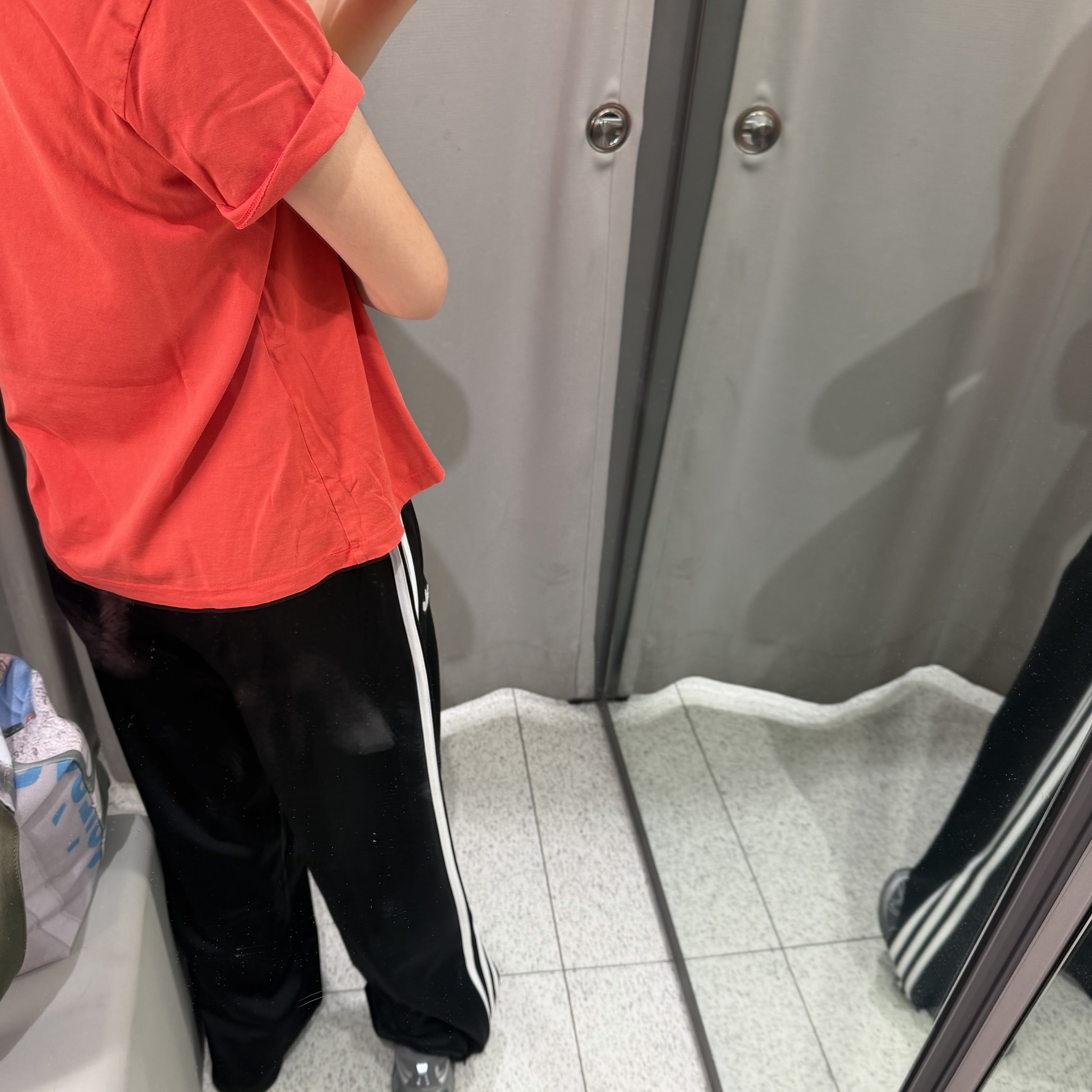 (W) Adidas Adicolor Classic Firebird Loose Track Pants Black - KR Sizing 착용 스타일