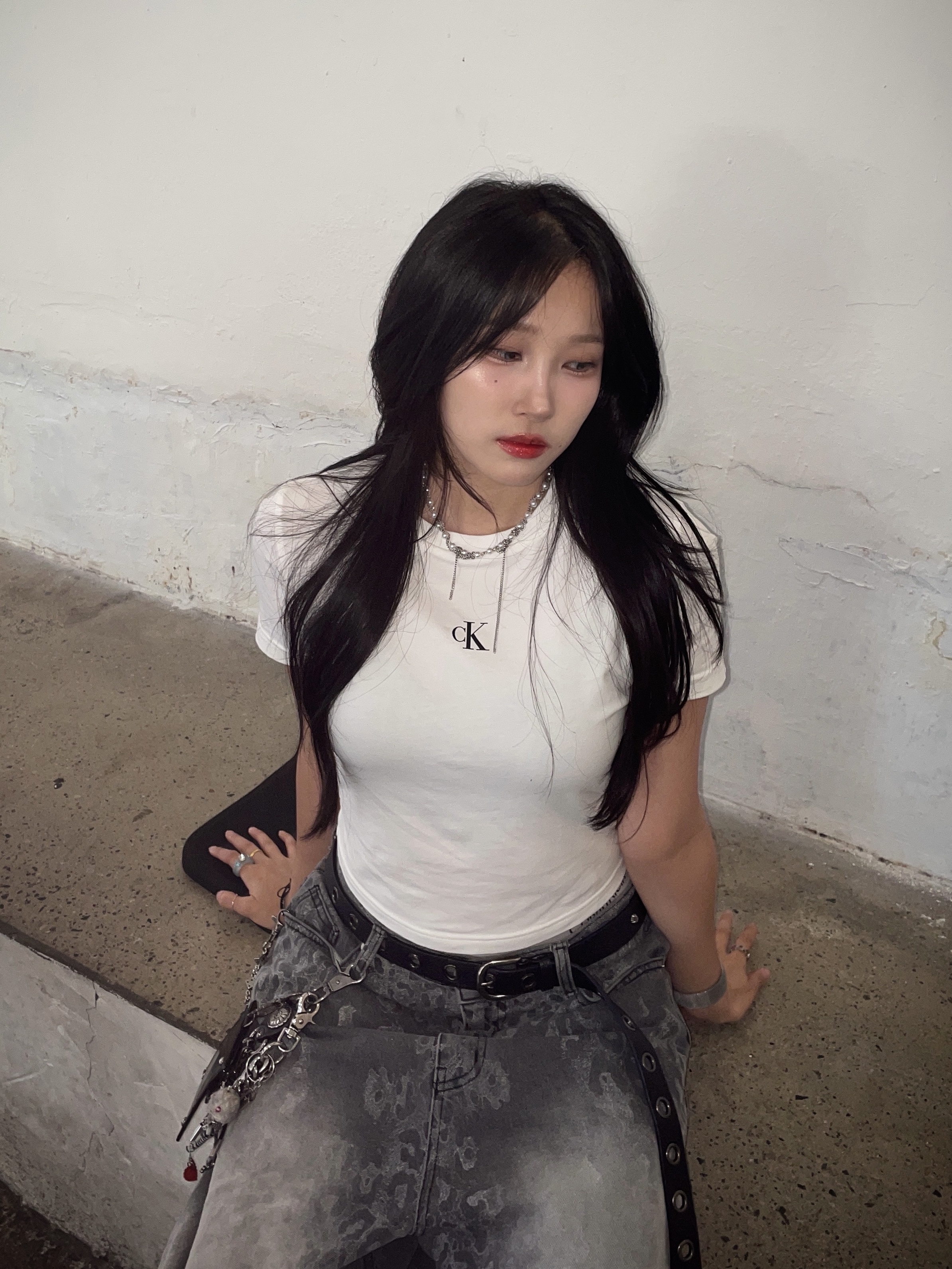 (W) Calvin Klein Rib Cropped Slim Fit T-Shirt Bright White 착용 스타일 - 1