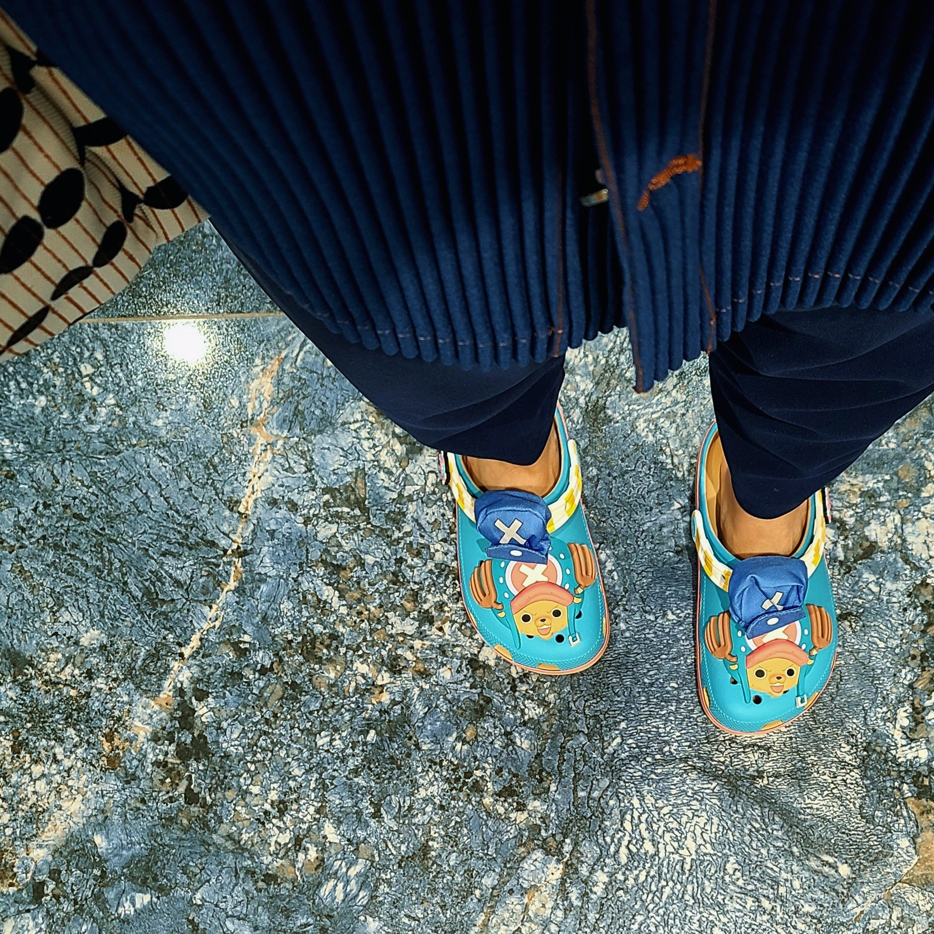 Crocs x One Piece Tony Tony Chopper Classic Clog Multi 착용 스타일 - 1