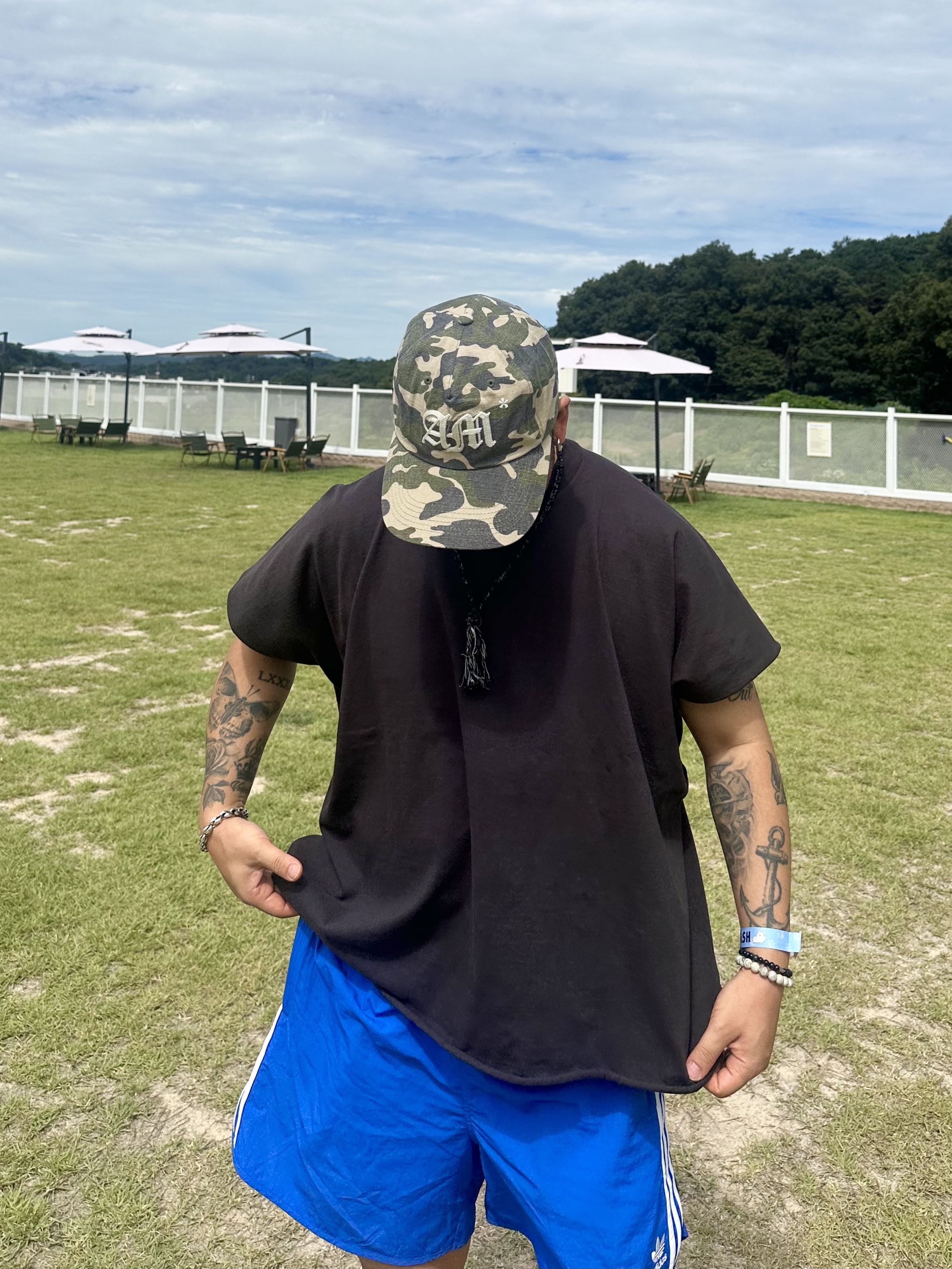 Yeezy One Box T-Shirt Black, Adidas Adicolor Classic Sprinter Shorts Semi Lucid Blue 착용 스타일 - 1