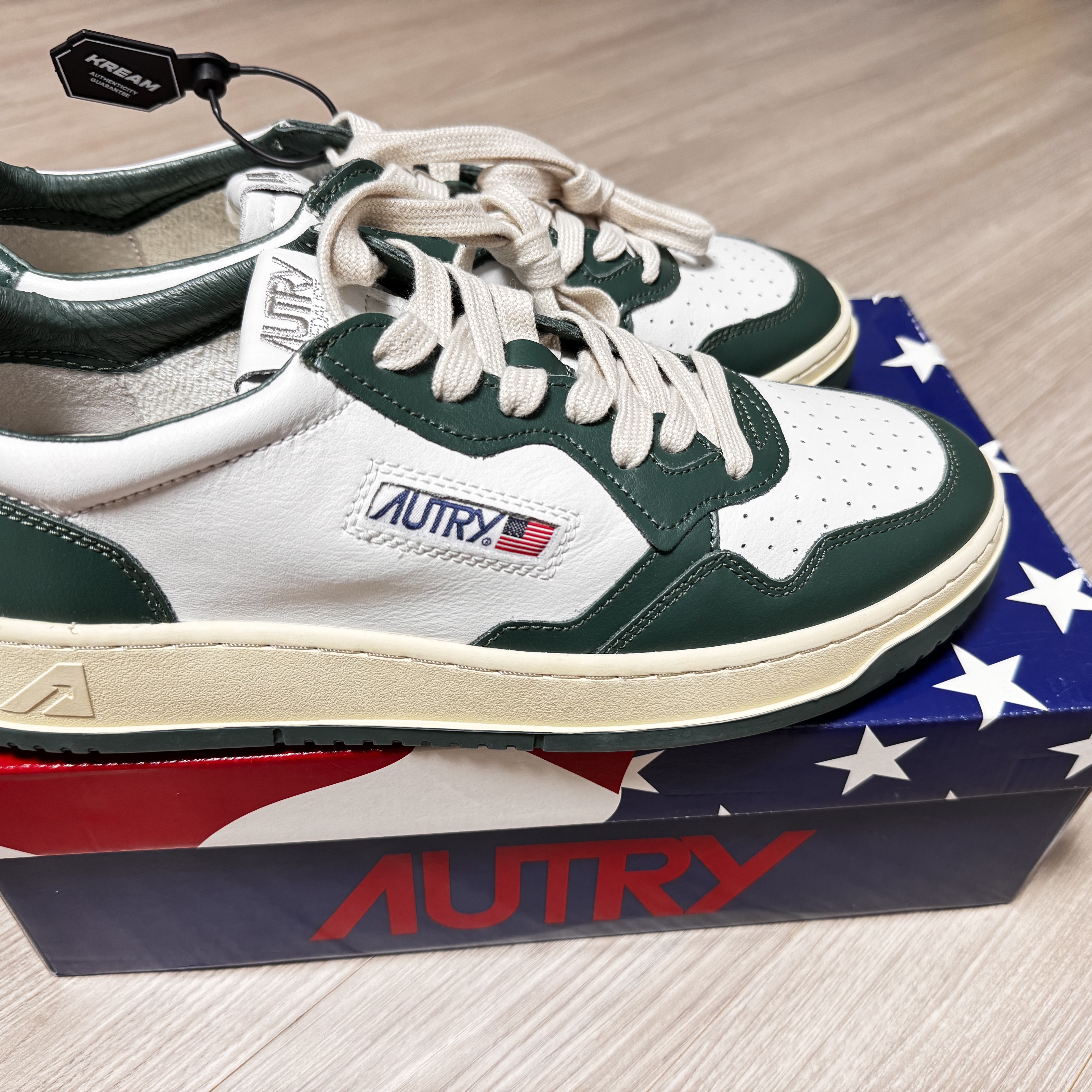Autry Medalist Low Leather Sneakers White Mountain 착용 스타일 - 1