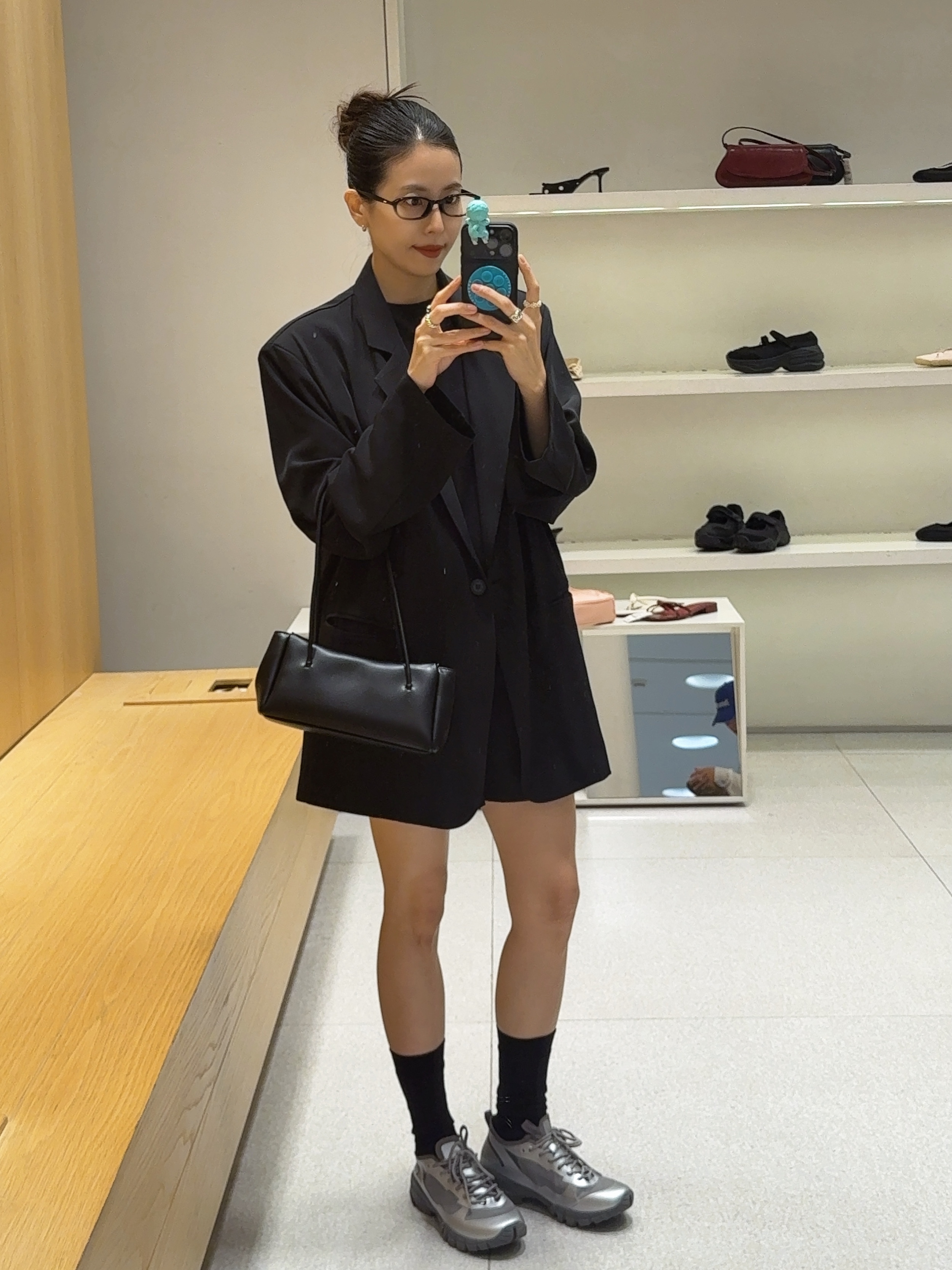Zara Long Shoulder Bag Black, Casetify x G-DRAGON Snappy Snap & Stick Grip Stand Mint Blue 착용 스타일 - 3