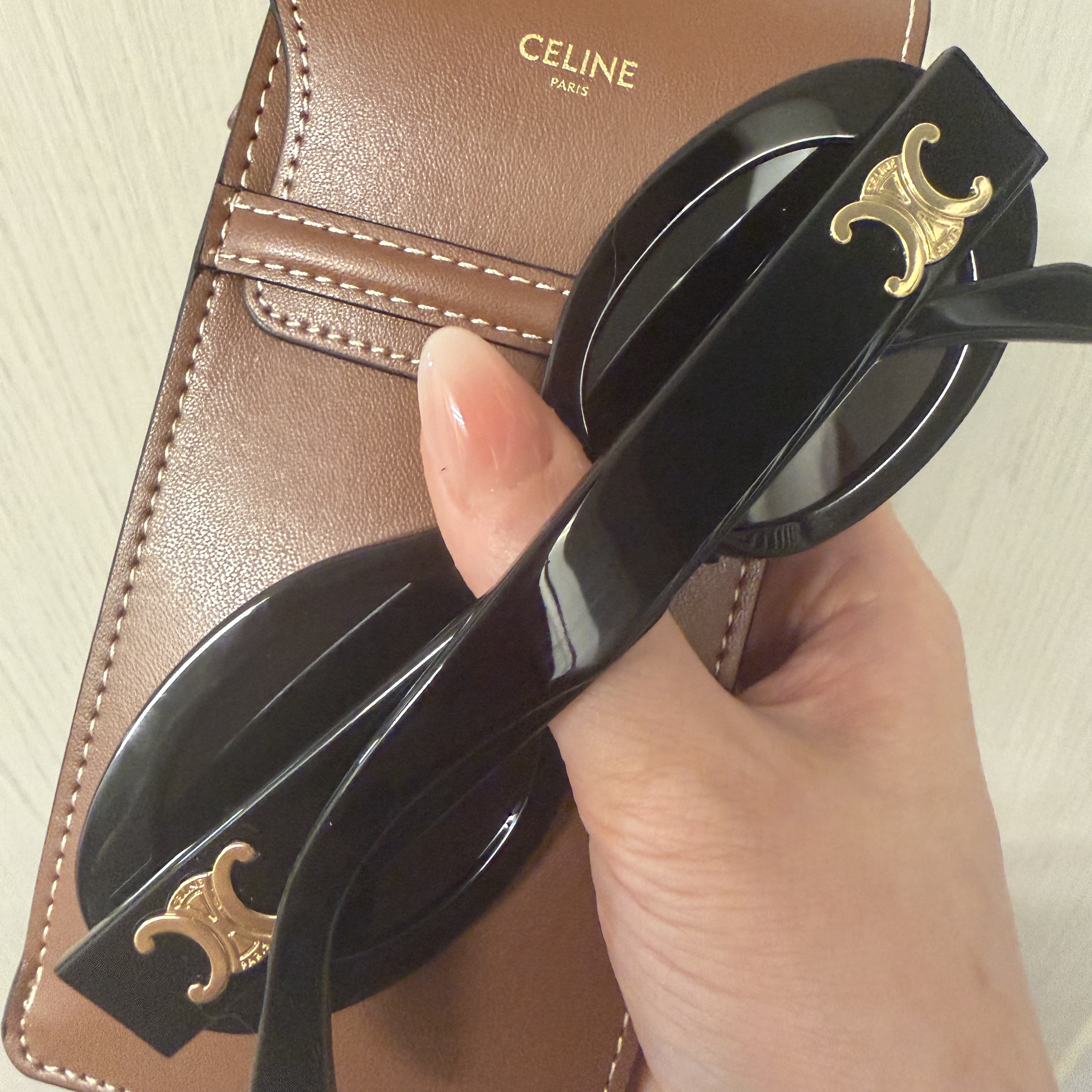 (W) Celine Triomphe 01 Sunglasses in Acetate Black 착용 스타일