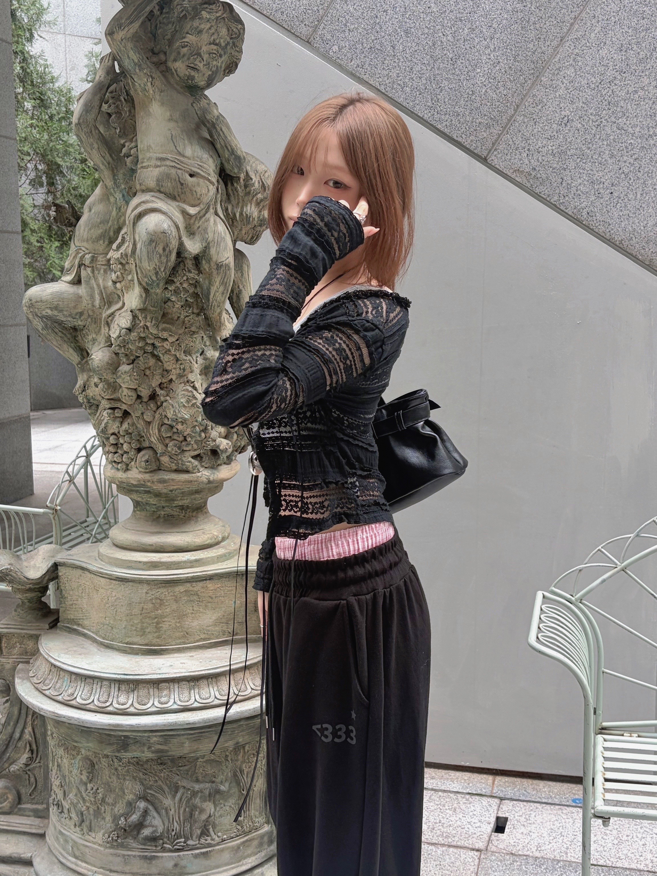 SLEEKGLOW Love Emoji Check Layered Sweatpants Black 착용 스타일 - 3