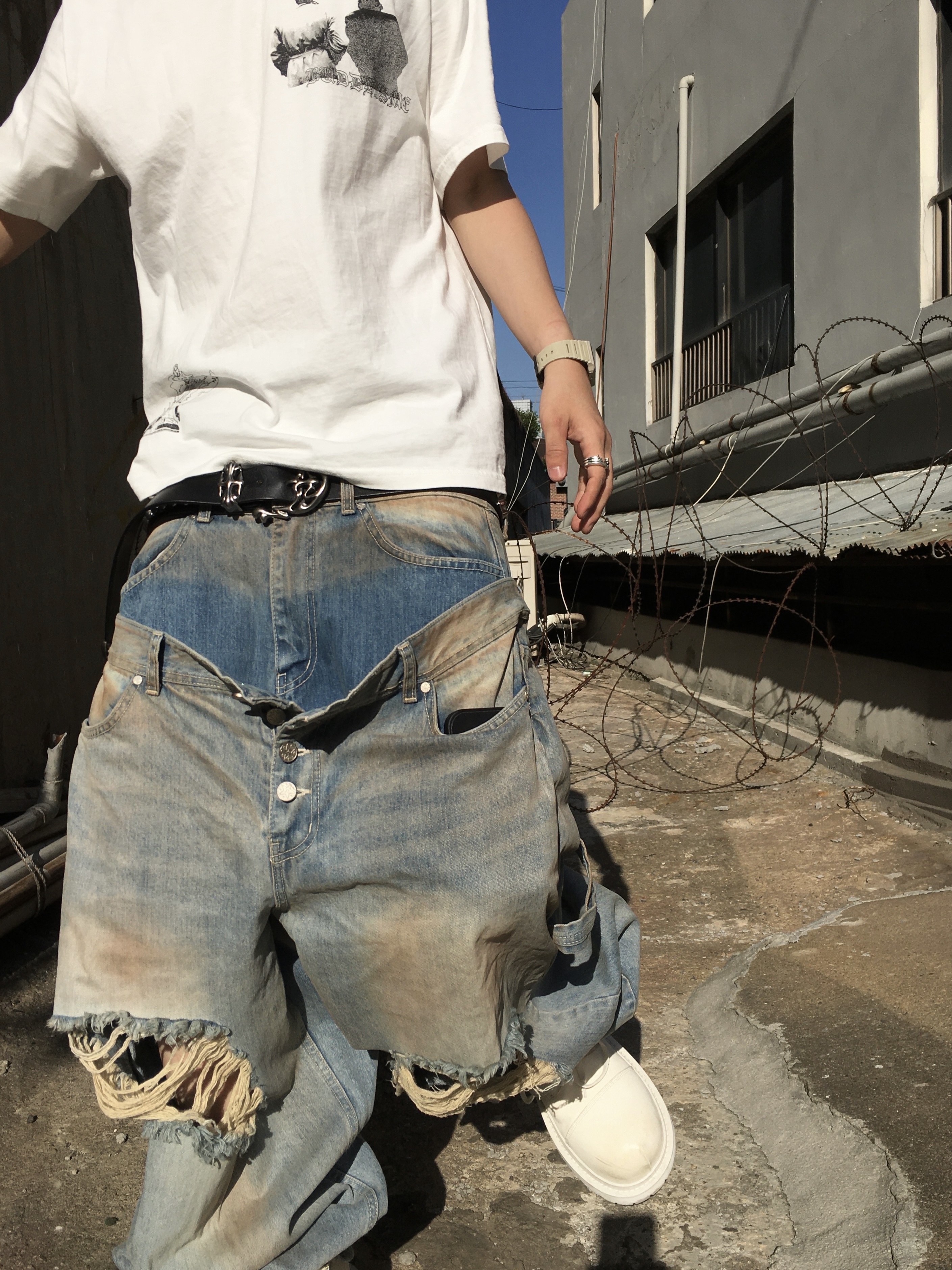 Sundayoffclub Le Cercle Rouge Rhinestone T-shirt, Sundayoffclub Wakame Studded Belt 착용 스타일 - 2