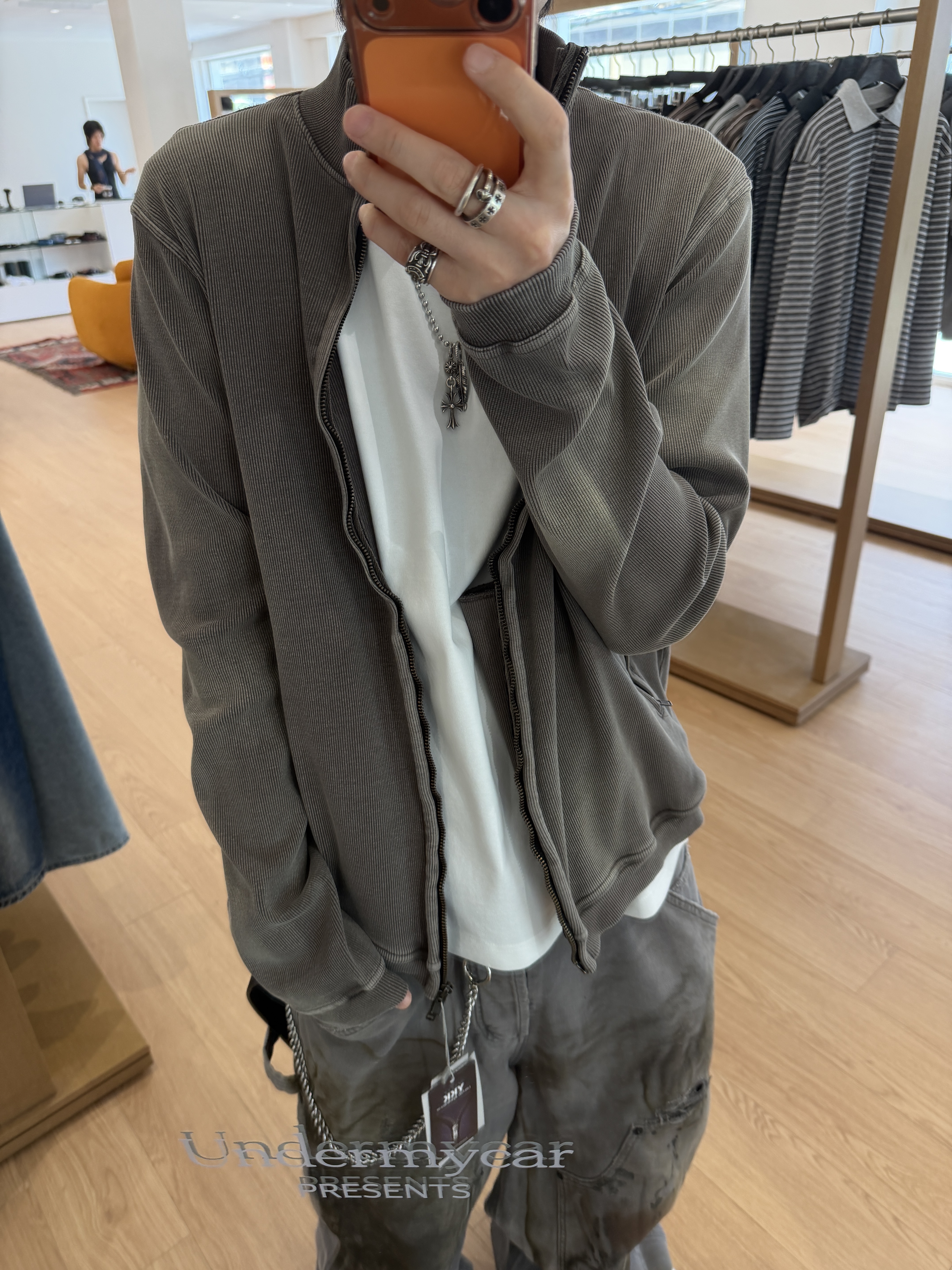 Undermycar Murslanger Worn Waffle Zip-Up Oatmeal, Undermycar Goatskin Slim Standard Blouson Black 착용 스타일 - 7